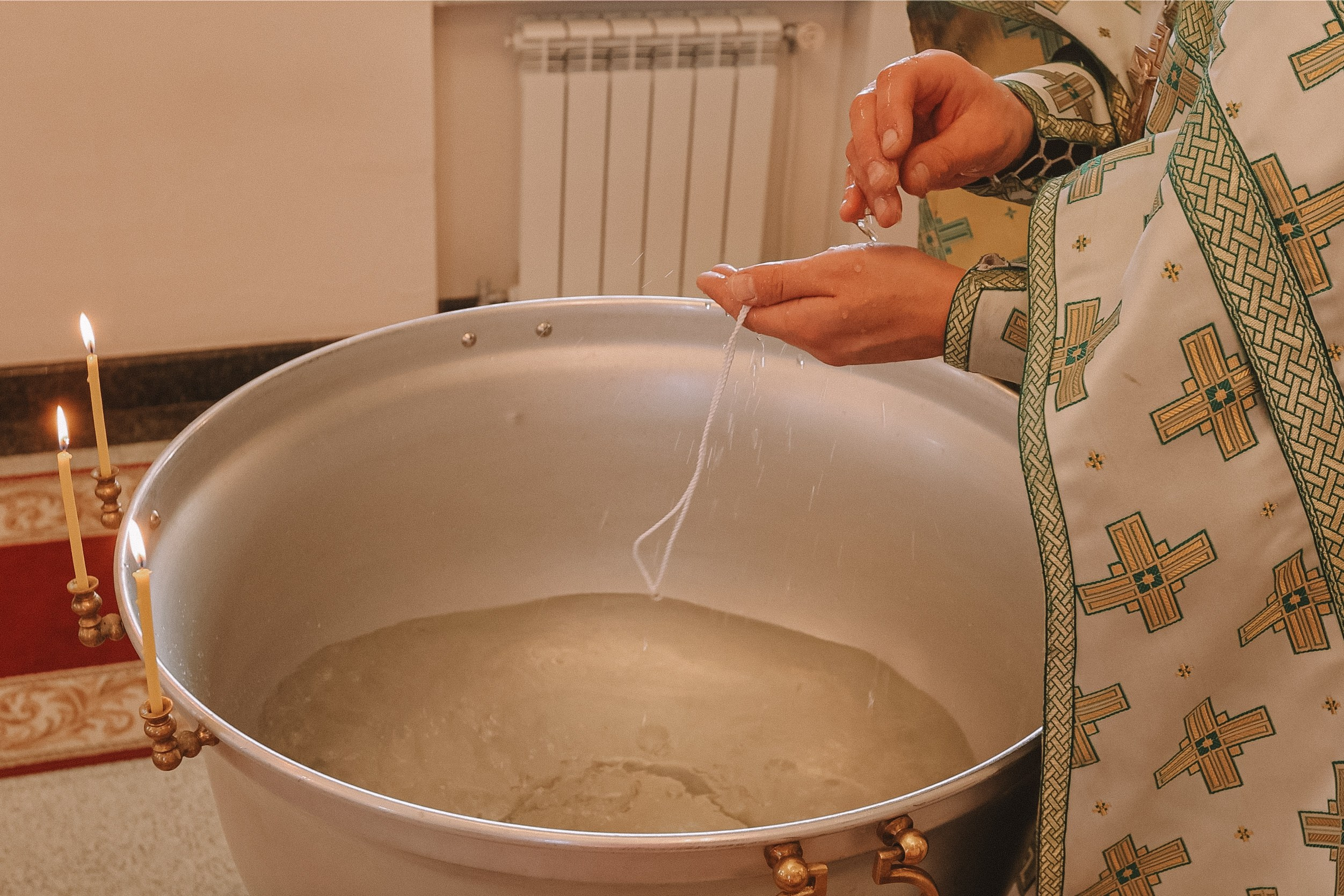 Крещение круглая церковь. Семейный фотограф Тюмень, фотограф на роды Салмина Мария