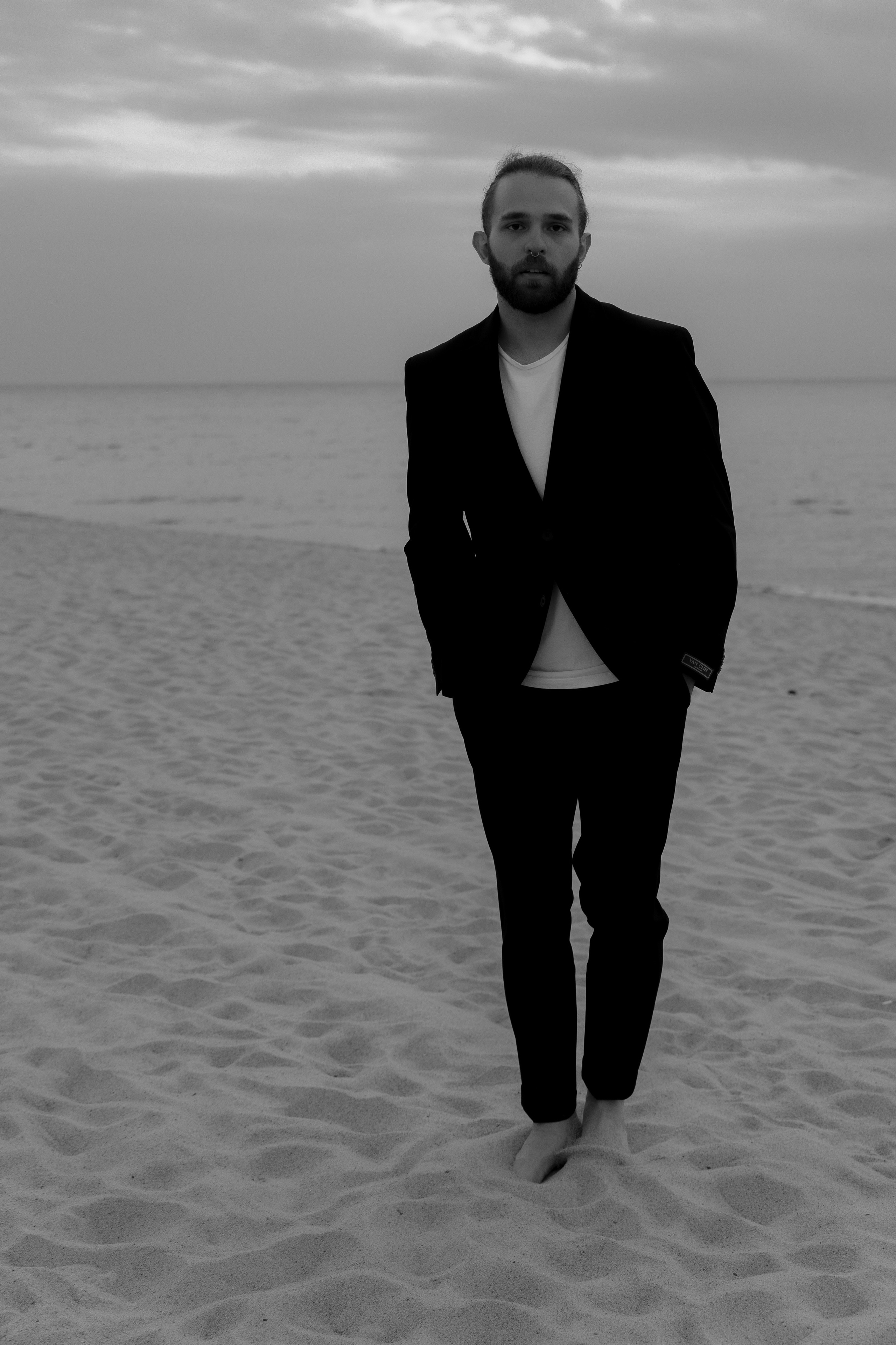 Выездная регистрация на море с белыми розами. Свадебный фотограф Калининград