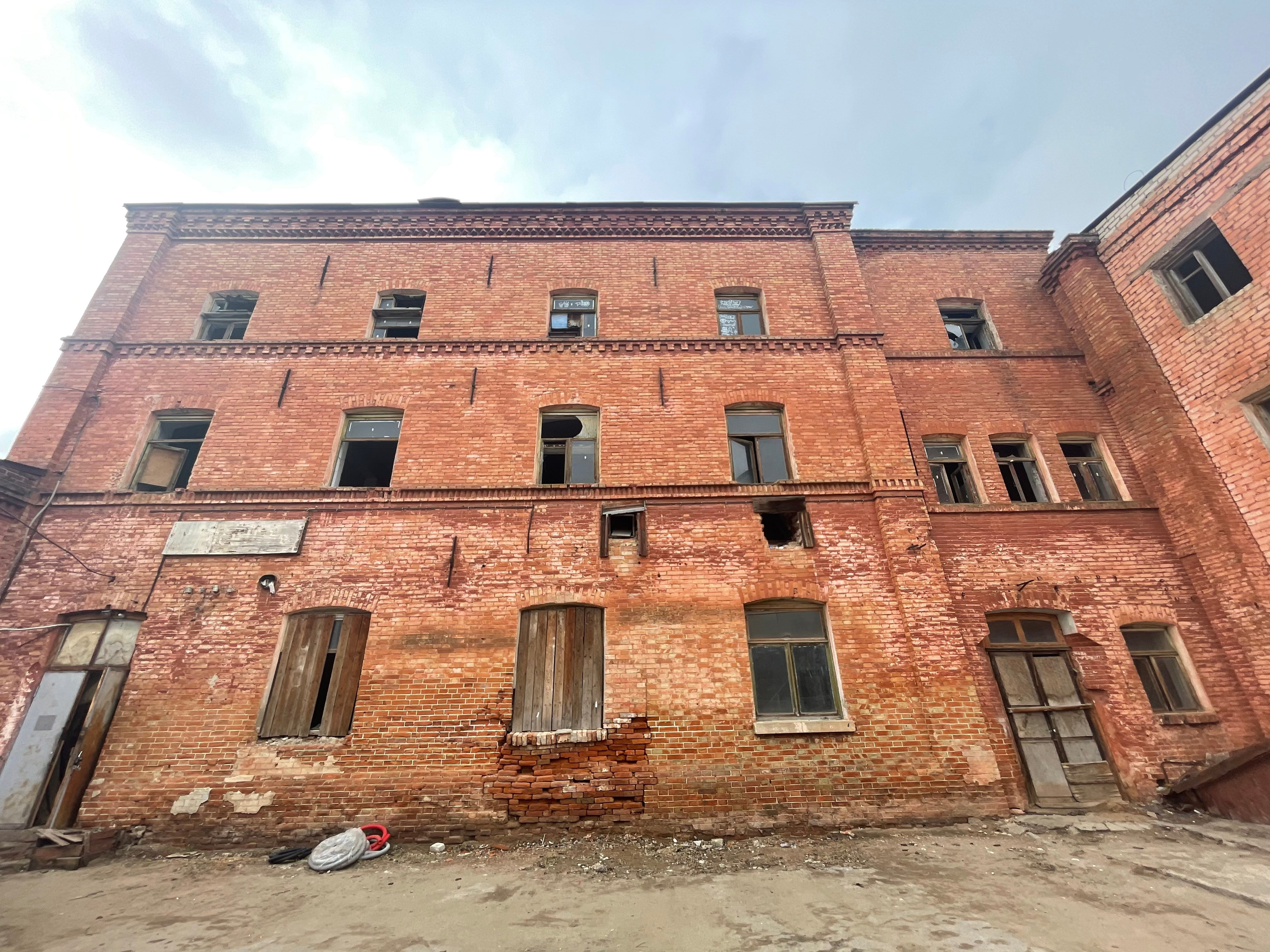 20 091 Здание красный кирпич. ВИЗУАЛЬНЫЕ И ЗВУКОВЫЕ РЕШЕНИЯ ДЛЯ БИЗНЕСА И СЪЁМОК ТЕЛЕТЕЛА