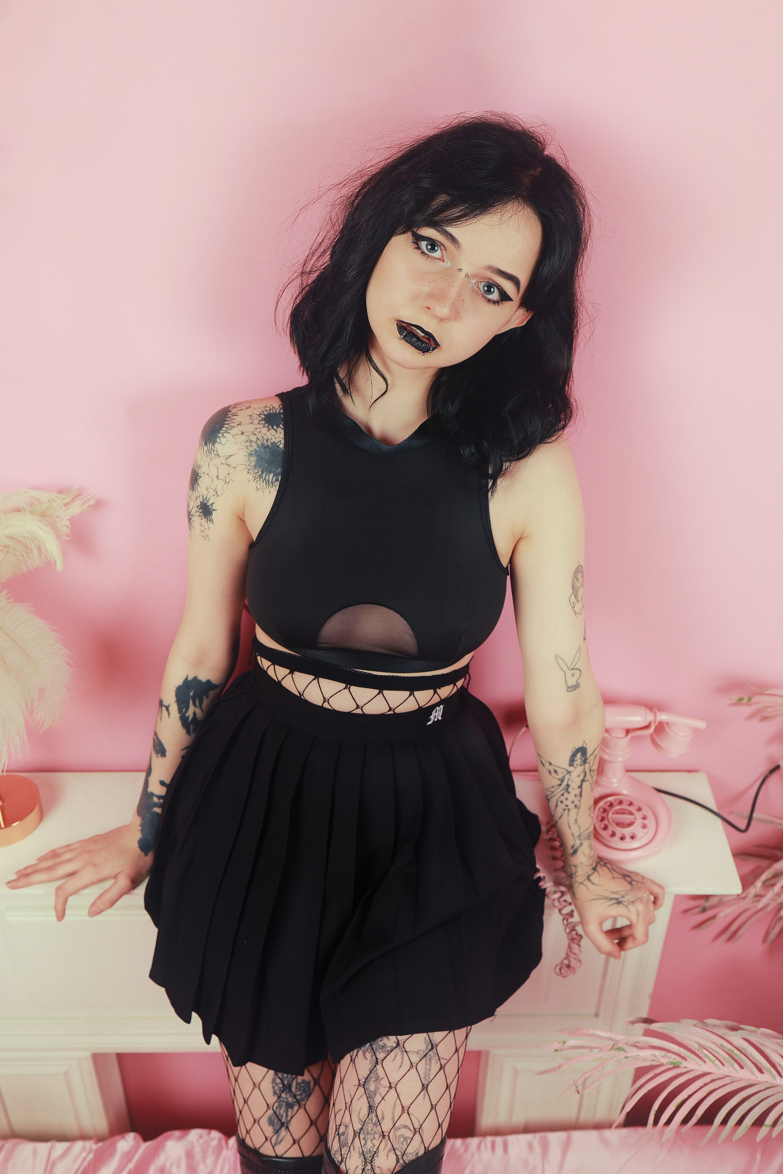 Женская фотосессия в розовой студии