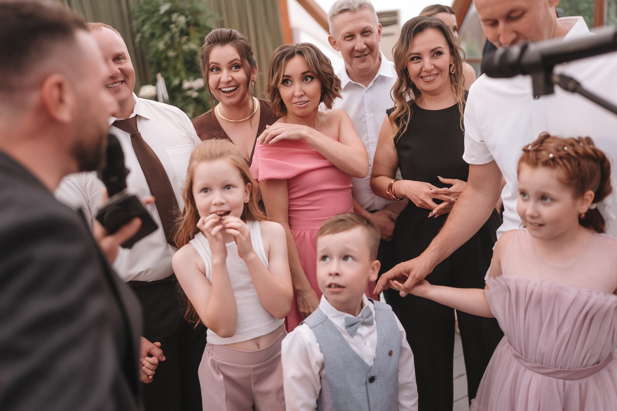 Свадебная съёмка в Уфе 11 июня 2025 года: сборы в загородном доме, выездная регистрация и банкет на площадке «Хотим Едим», ведущий Андрей