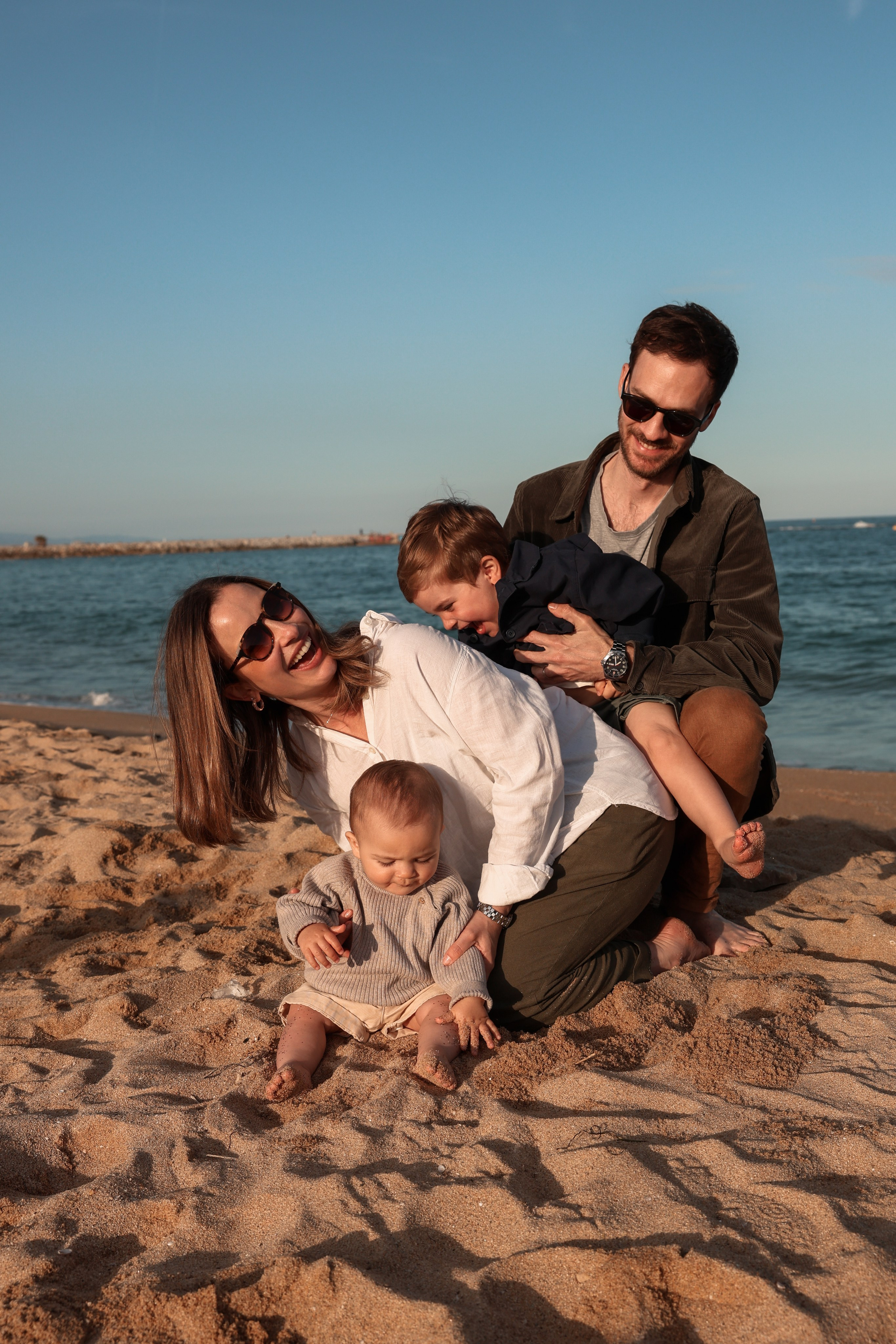 Family pizza at the sea. Natalia Zhuravleva|family, newborn, maternity photographer in Barcelona
