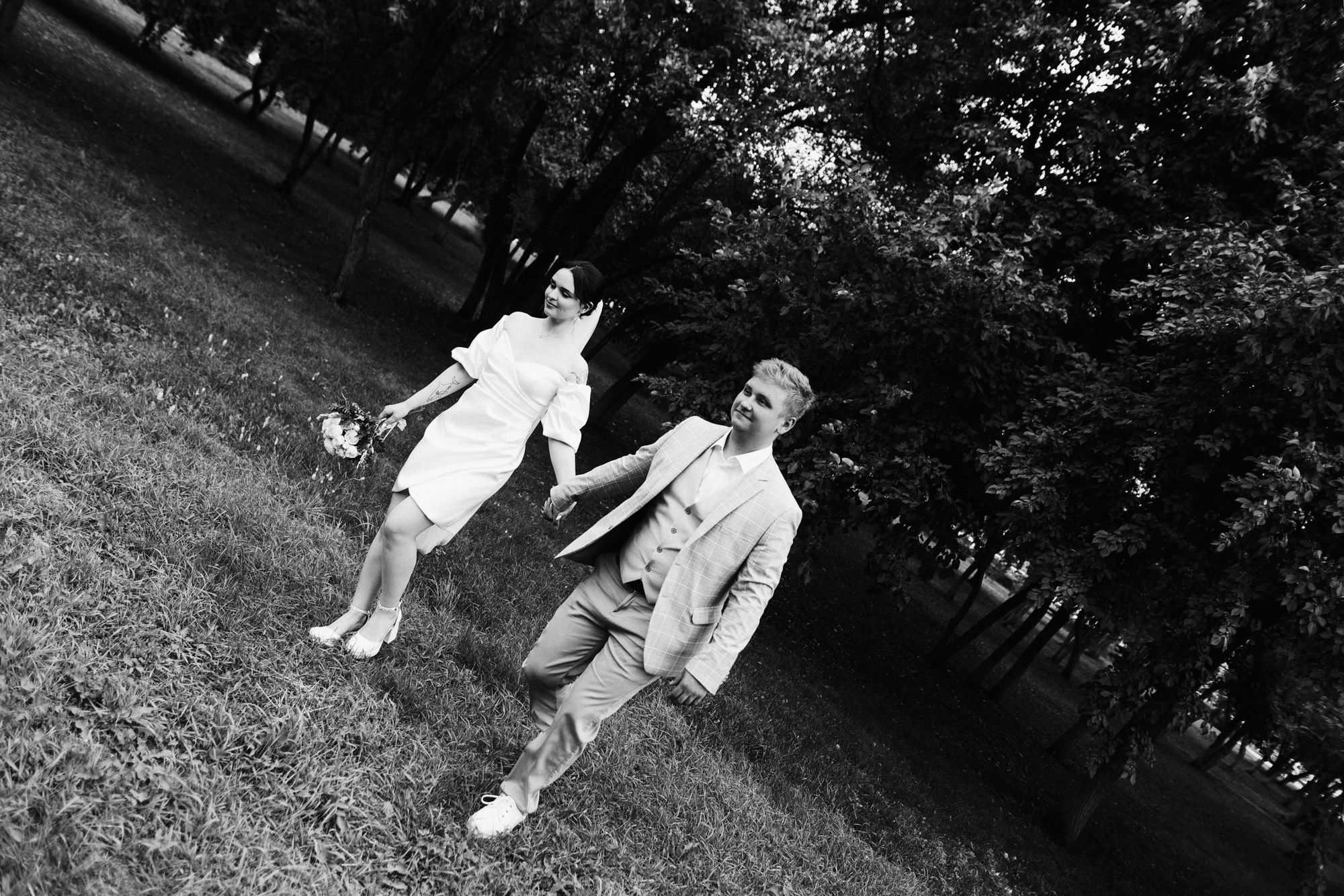 Свадебный фотограф Тюмень — Роман и Ксения: фотосессия с гостями и прогулка в парке. Портретный фотограф Тюмень Дарья Мустафина