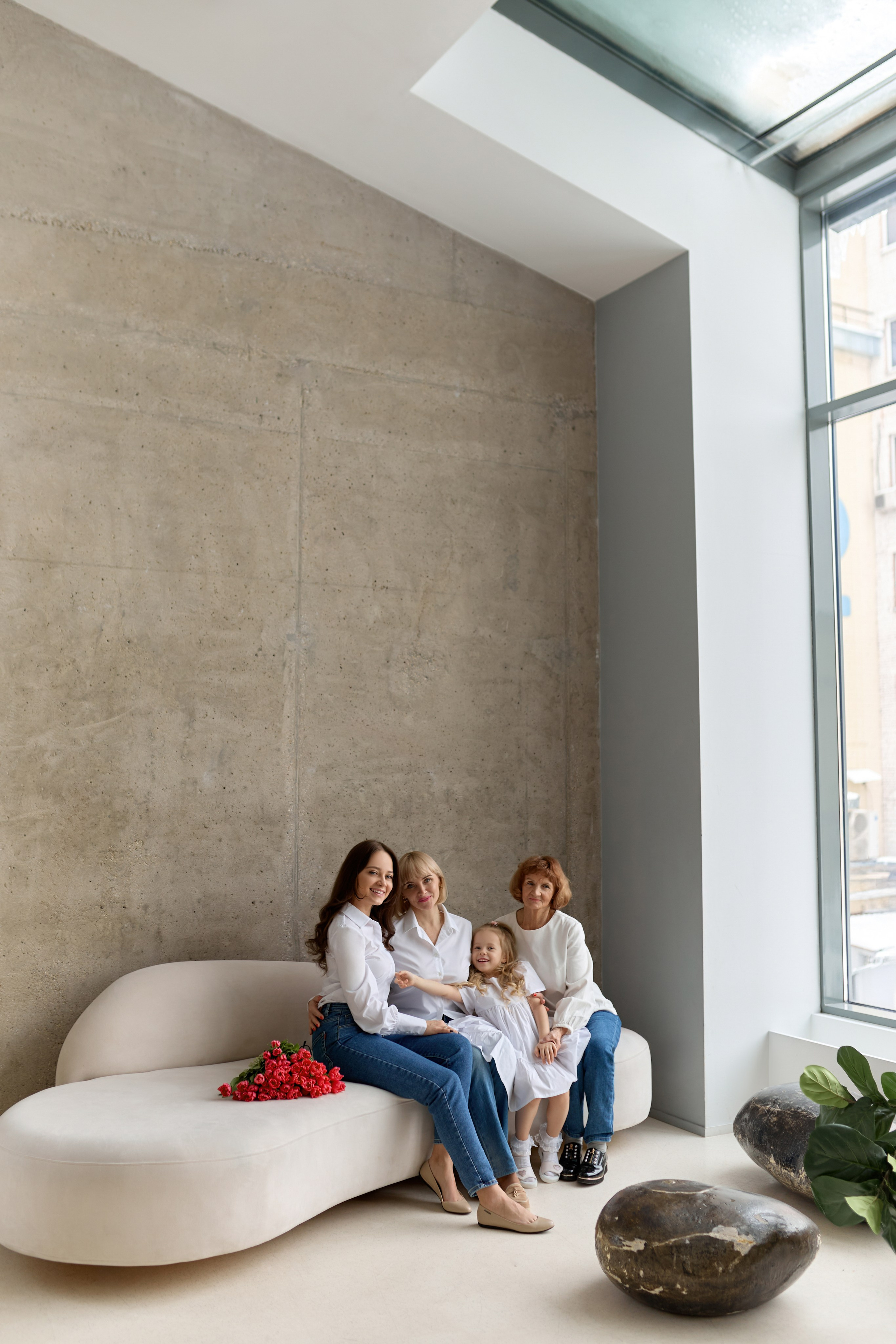 Семейная съемка в фотостудии. Сестры Карабаза. Фотографы и ретушеры в Москве и Санкт-Петербурге