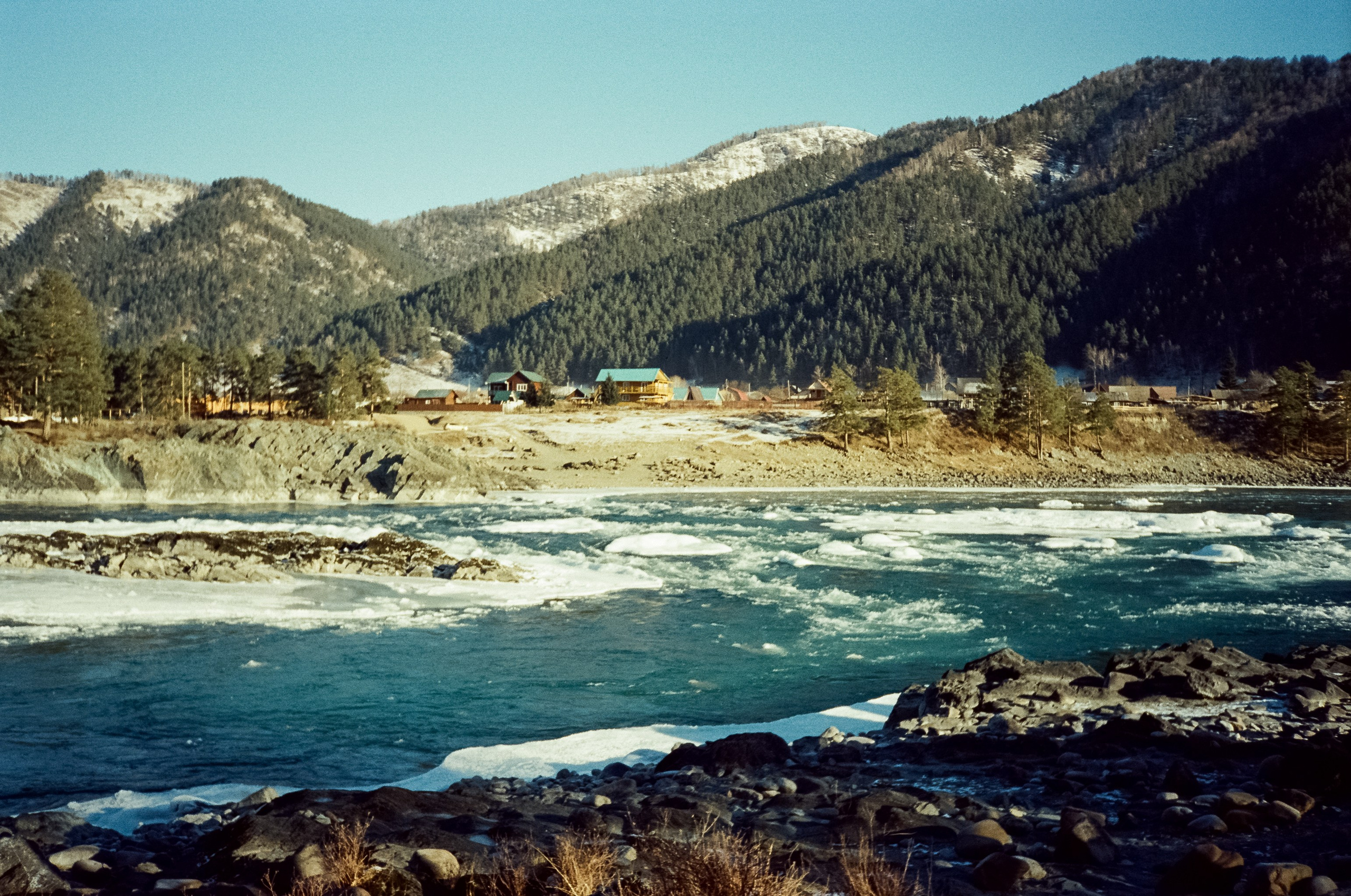 Мост над скалами Зубы Дракона и яркая синева зимней Катуни. Фотограф-документалист Мария Осокина