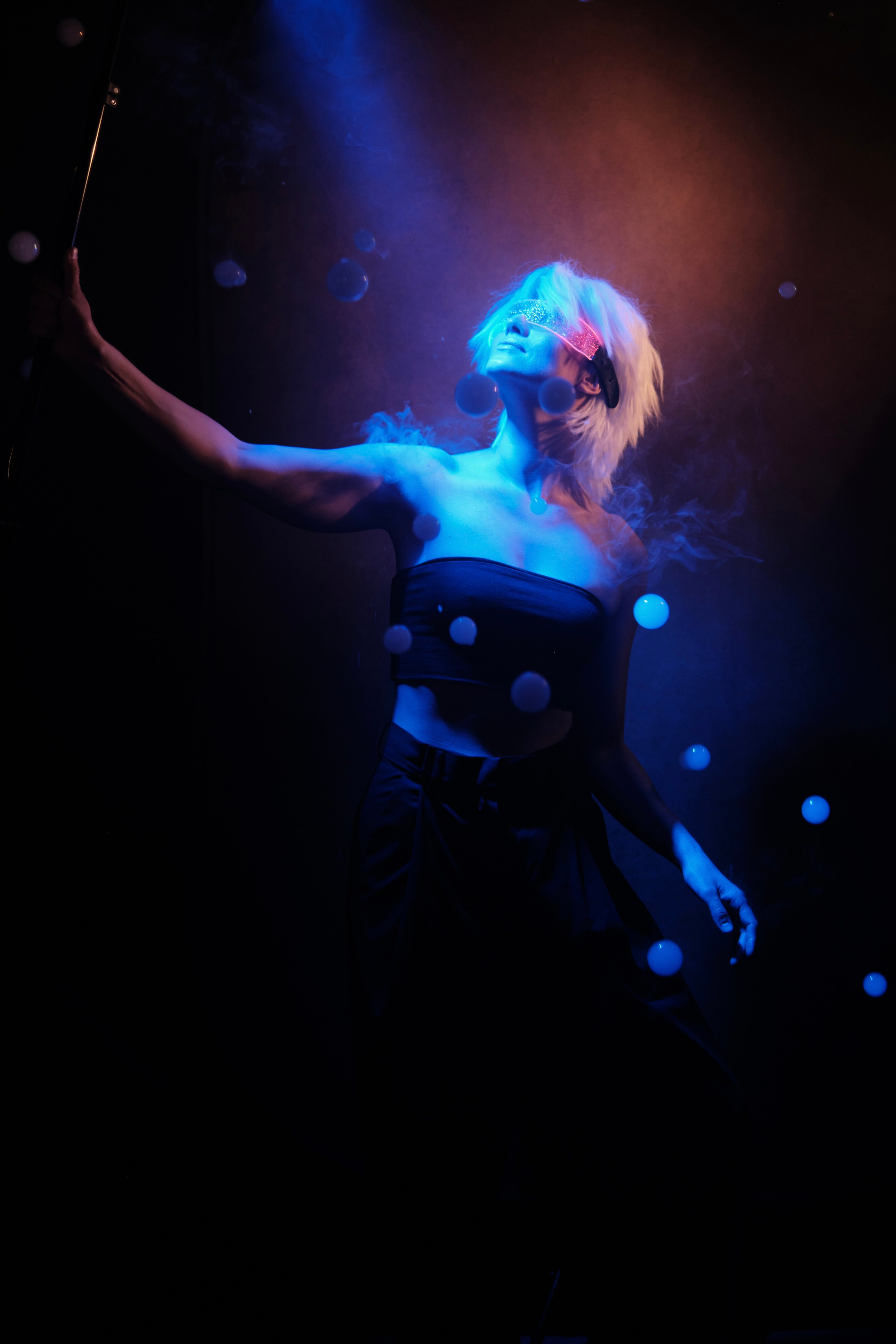 Портрет в духе Киберпанк-театра с мыльными пузырями