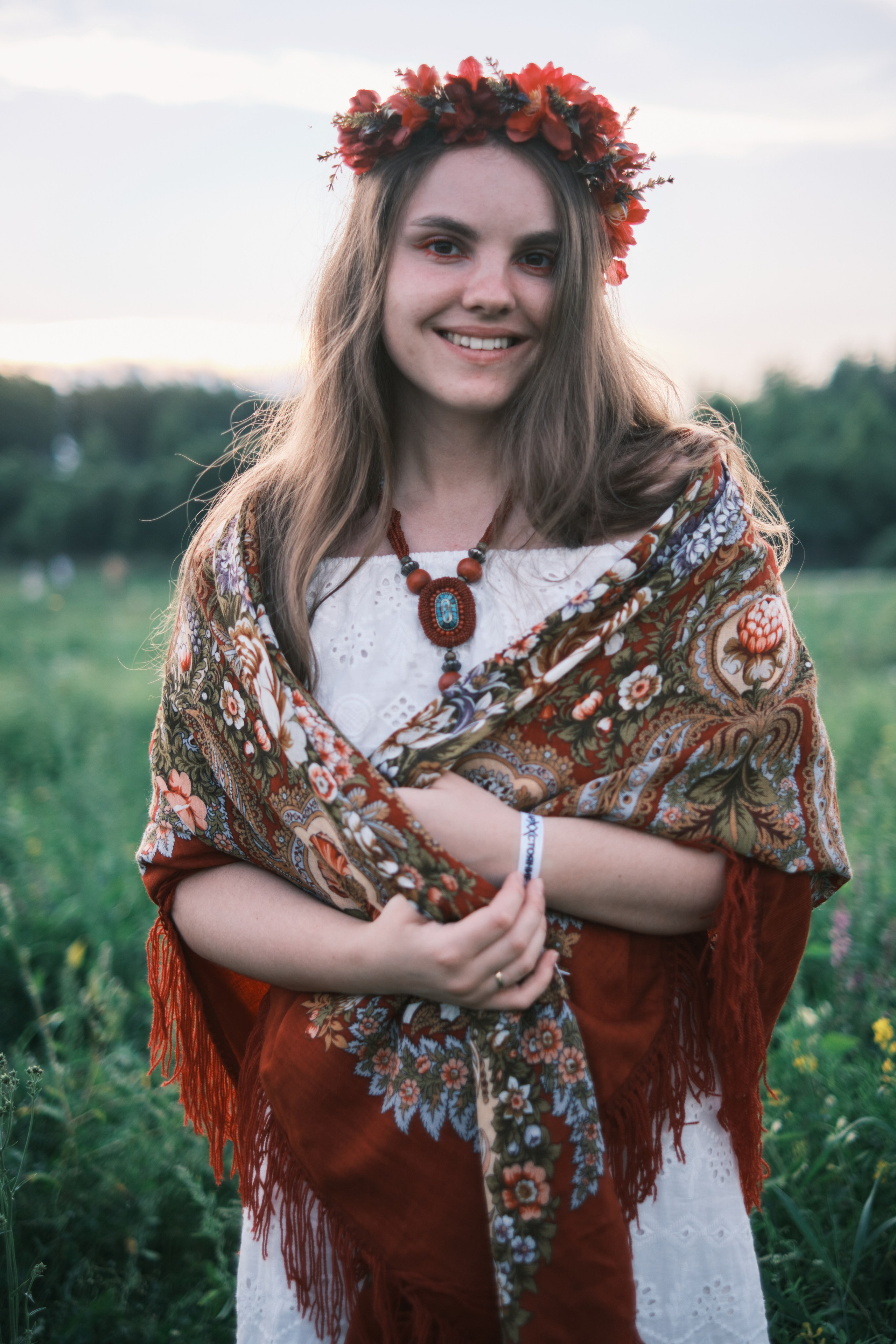 Девушка с платком и веником в русском стиле на поле