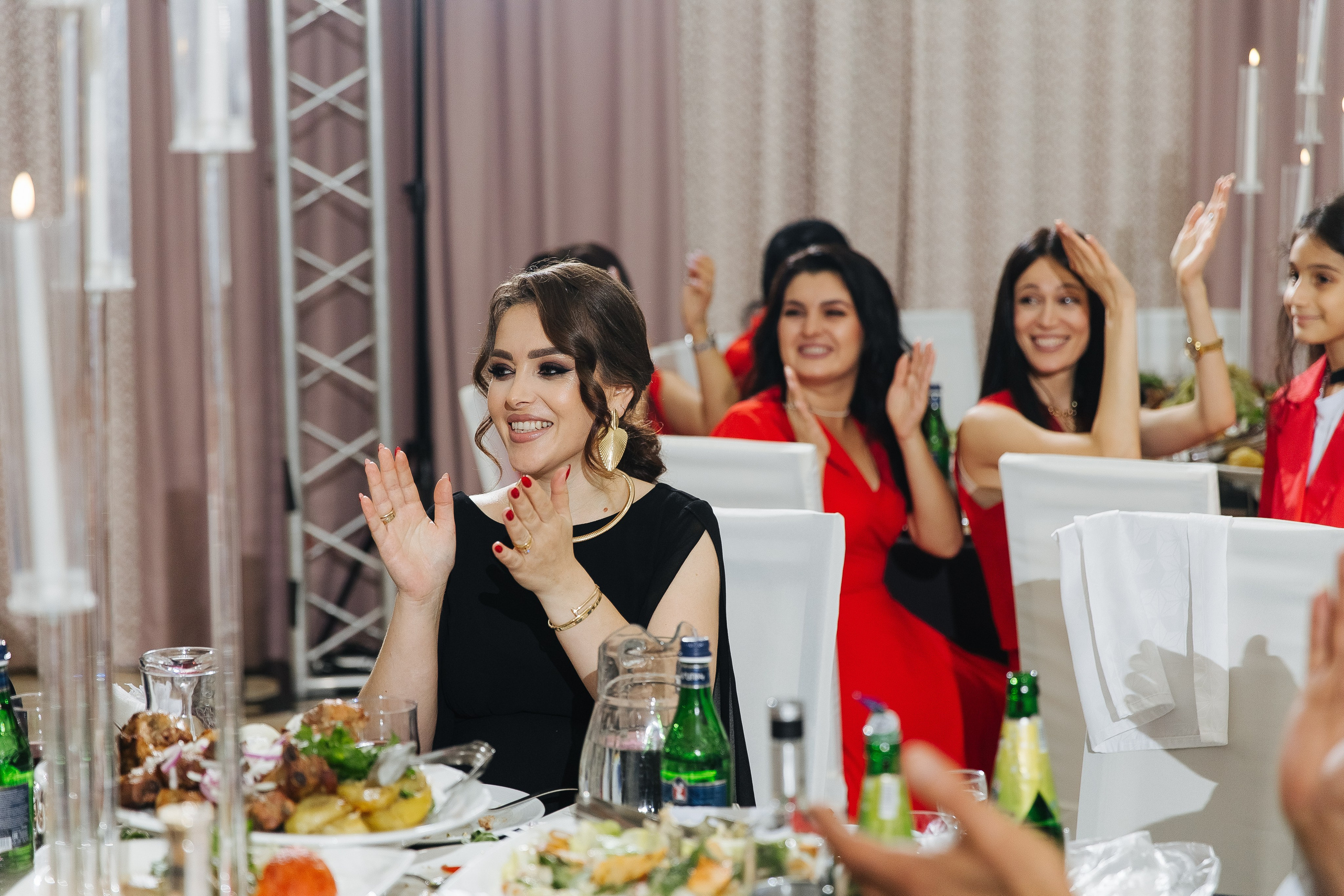 Ани и Назели. 35&5 День рождения, «Янтарь». Фотограф в Красноярске Надежда Воскресенская