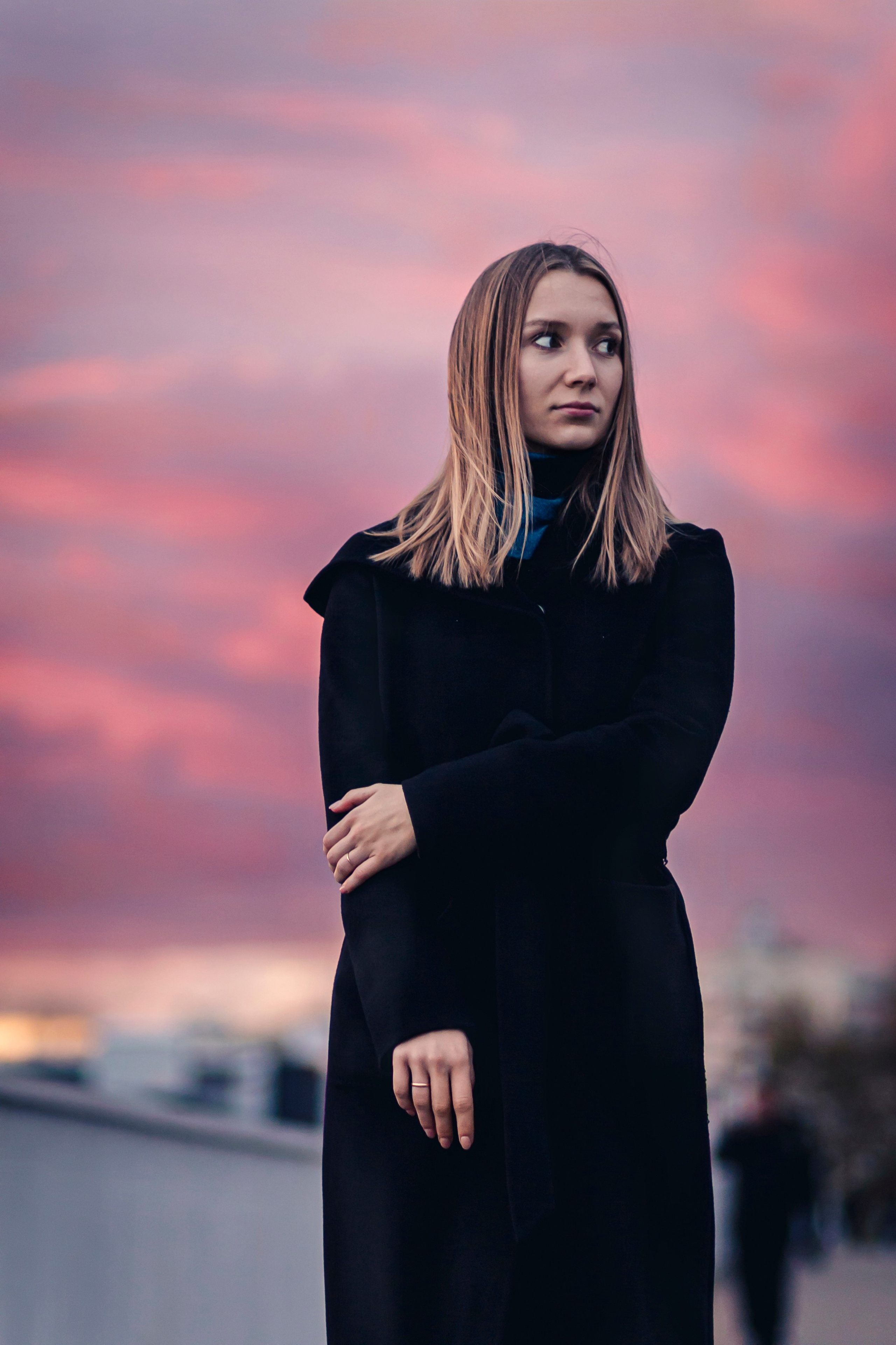 Розовый закат и девушка 