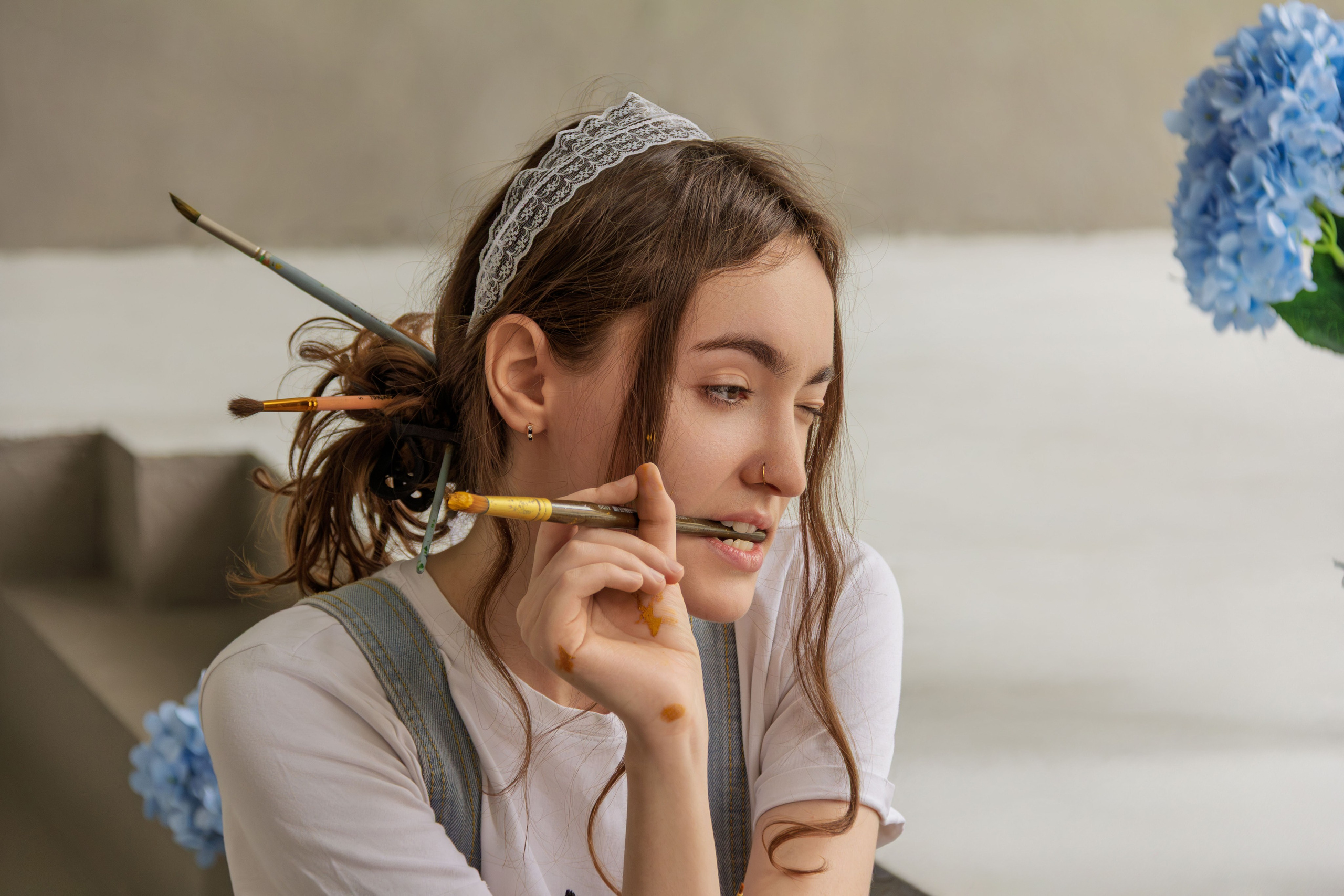 Женский портрет с красками. Главная