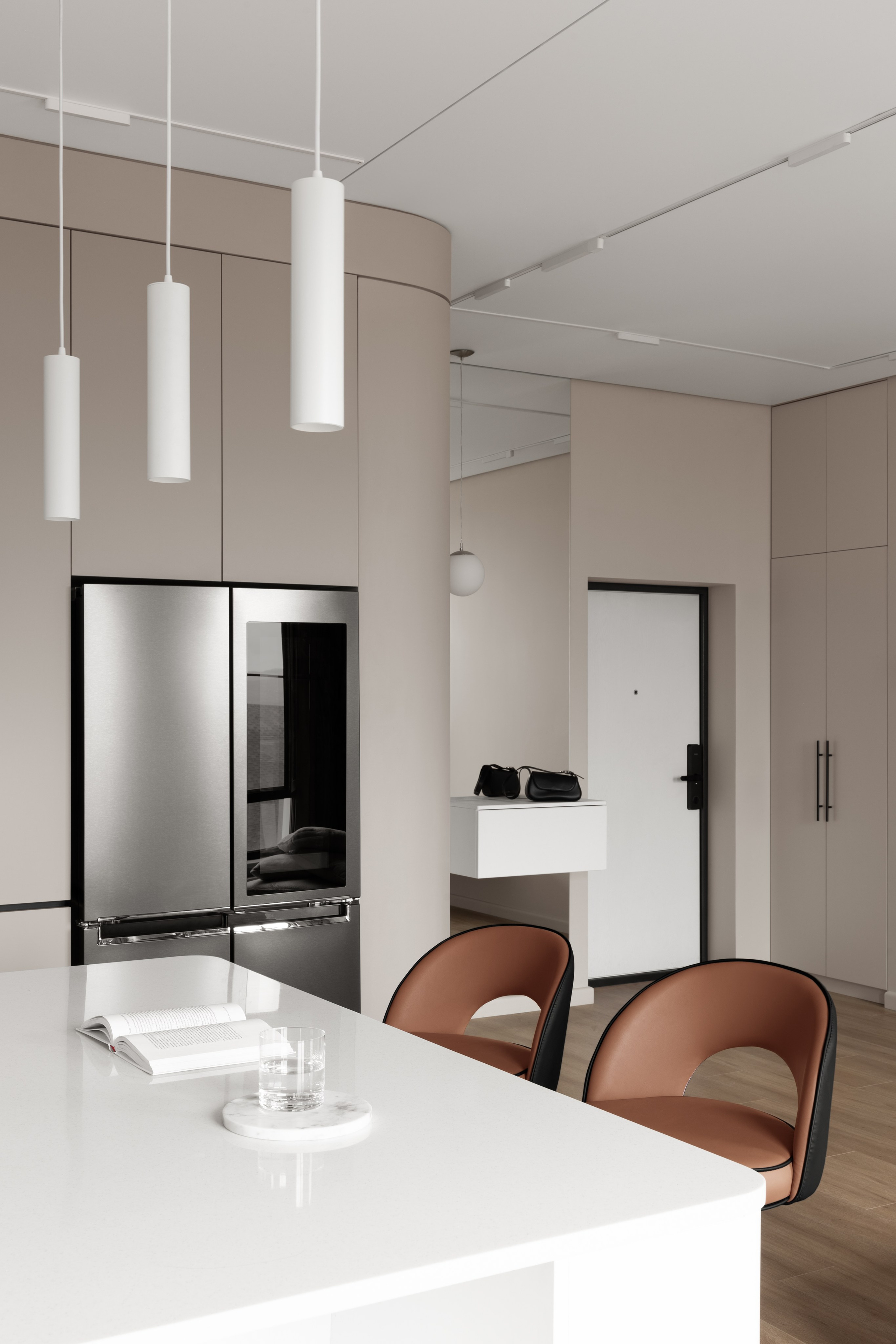 Интерьерная фотография, фотосъёмка гостиной с кухней в небольшой квартире, ЖК "Alasha Residence".