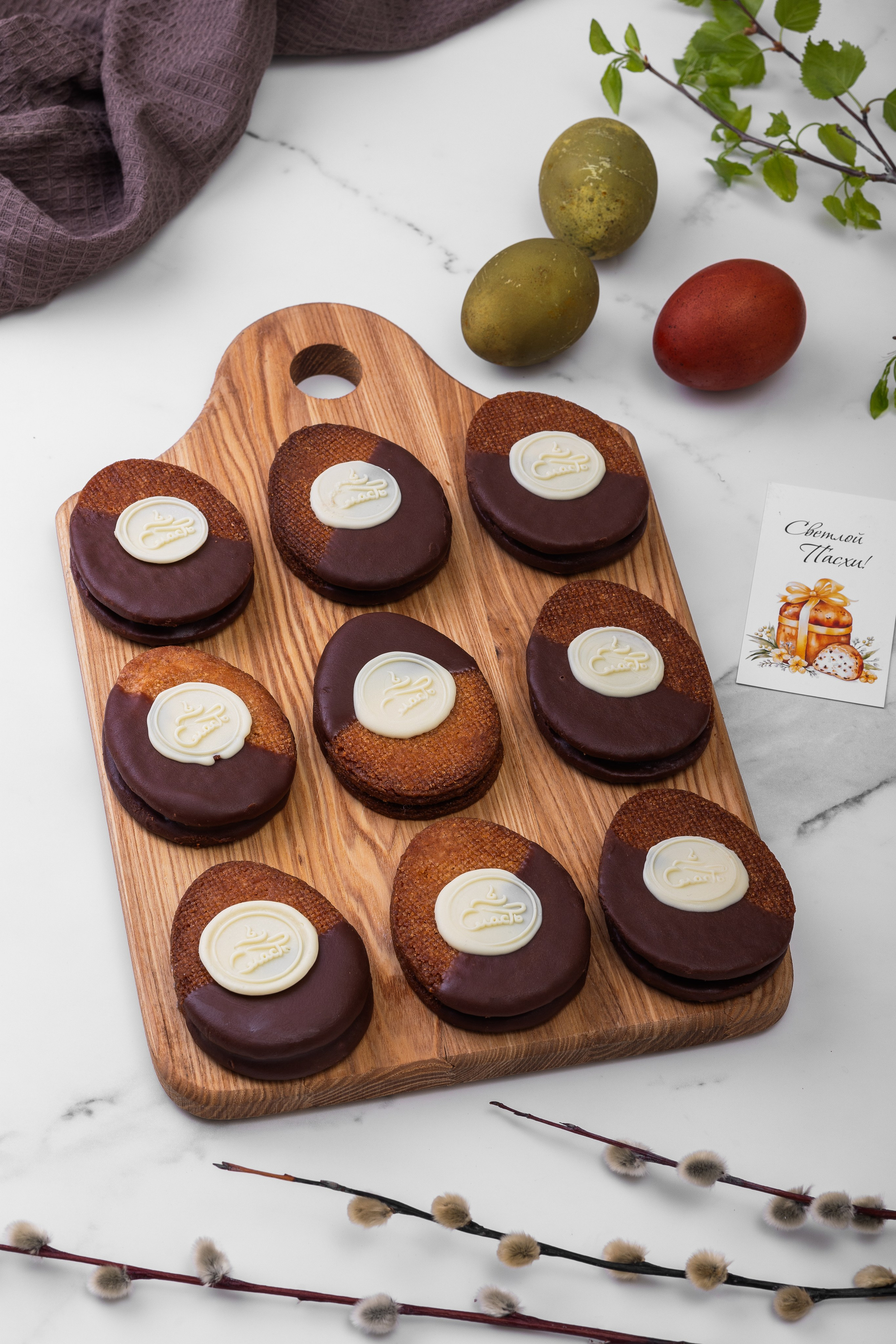 Пасхальное печенье на доске в пасхальной композиции