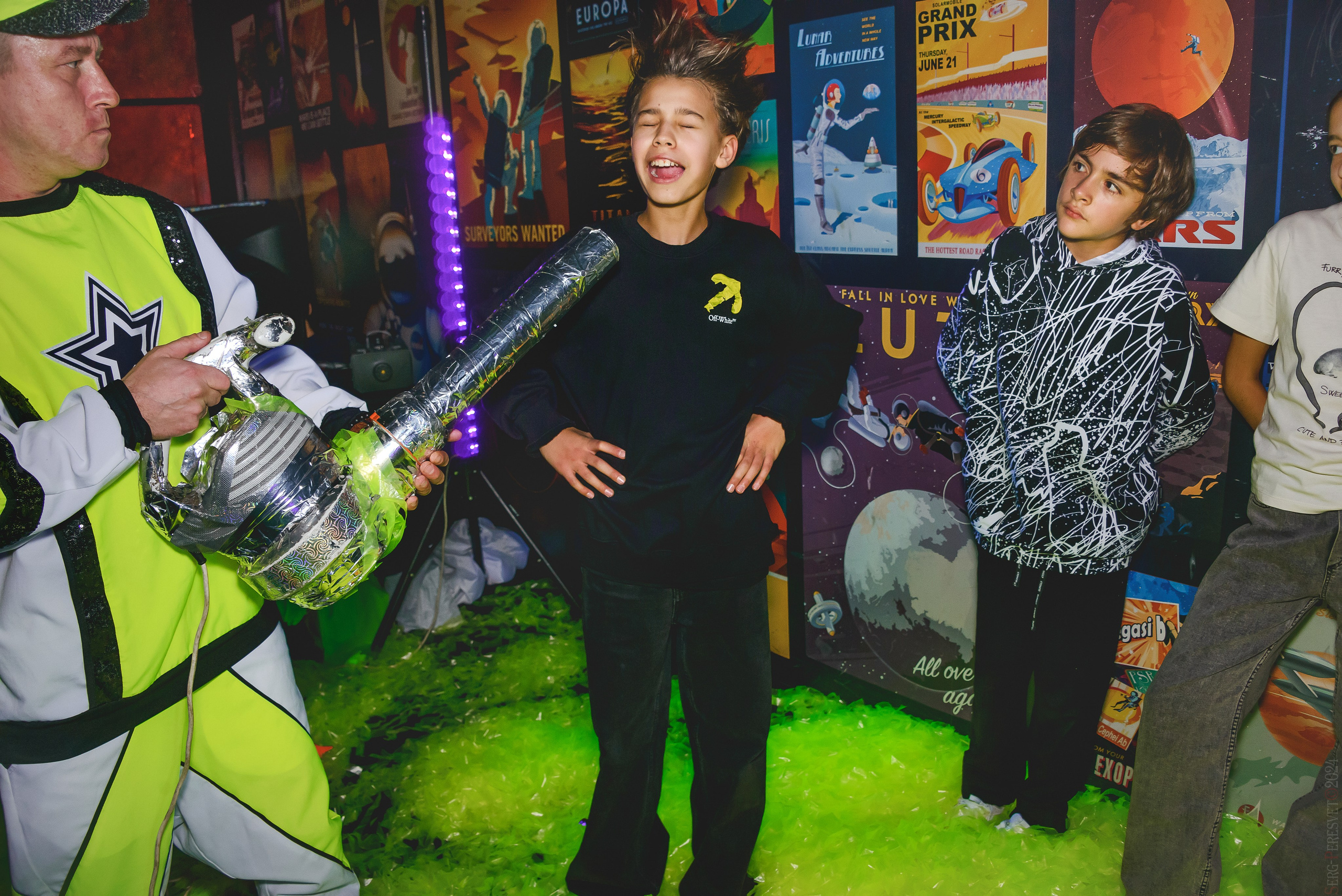 День рождения — шоу 2024-25: мафия, сахарная вата, бумажная дискотека, пиньята, зеркальный лабиринт. Ваш фотограф на праздник в Москве, Раменском, Жуковском, Люберцах