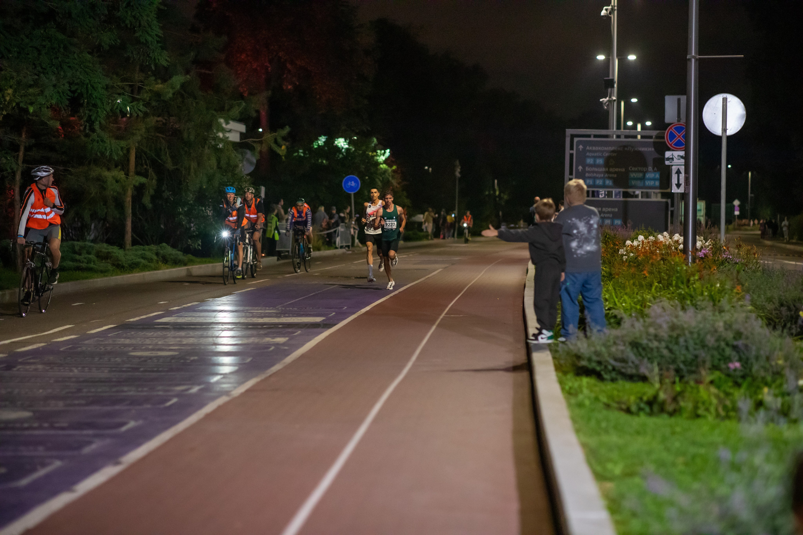 Ночной забег в ленте фотографий бегунов 03.08.24. Фотограф Сергей Ловкий