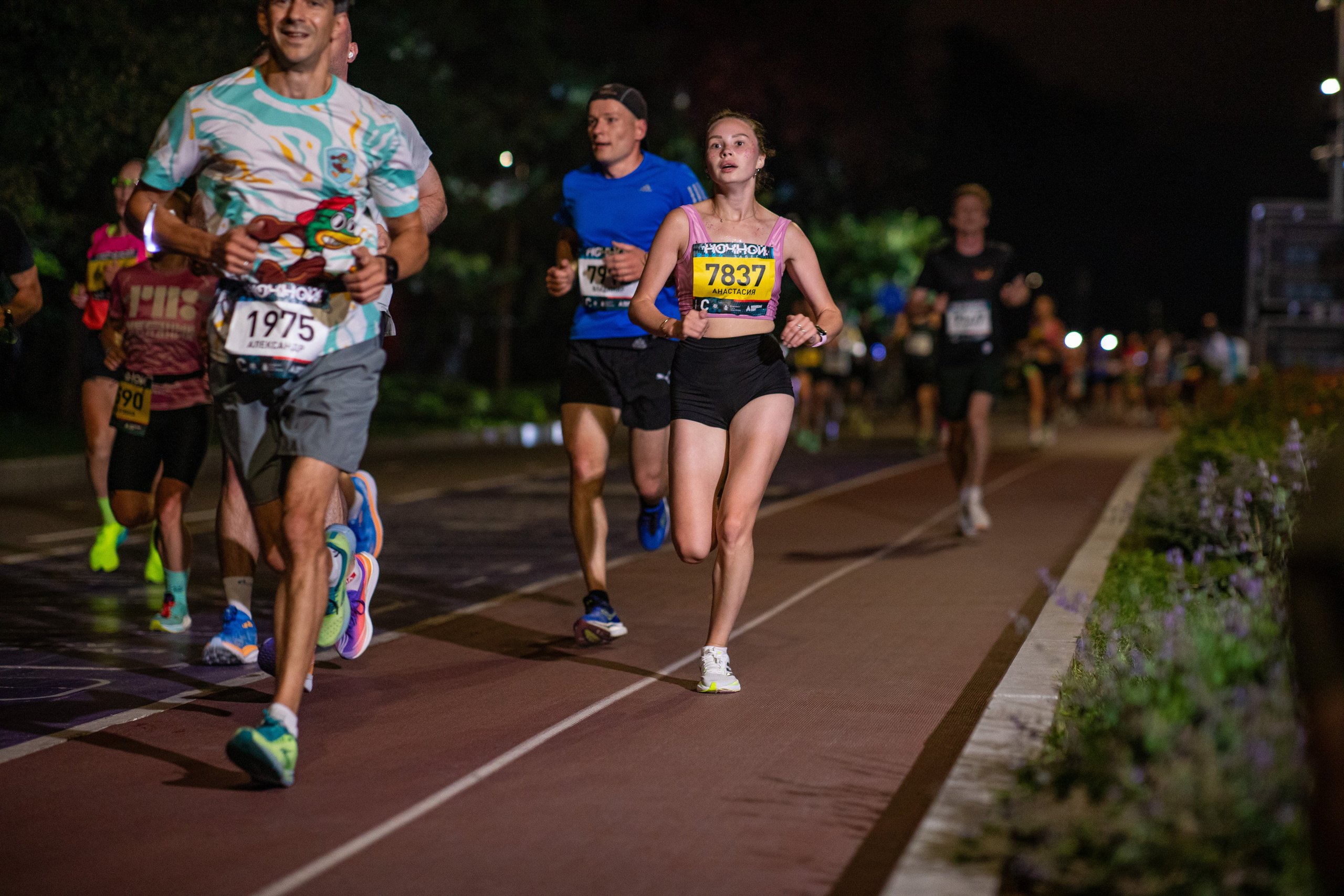 Ночной забег в ленте фотографий бегунов 03.08.24. Фотограф Сергей Ловкий