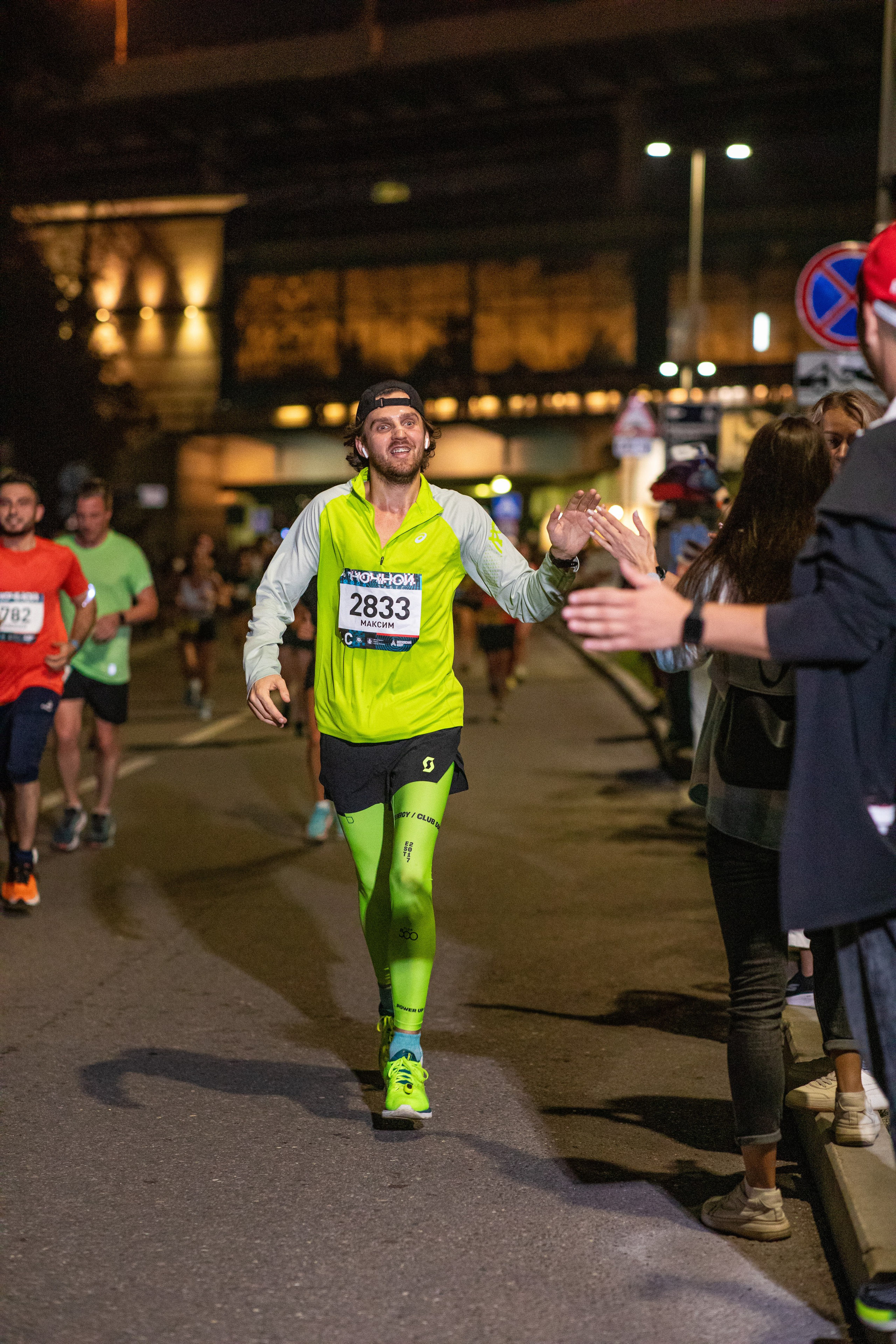 Ночной забег в ленте фотографий бегунов 03.08.24. Фотограф Сергей Ловкий