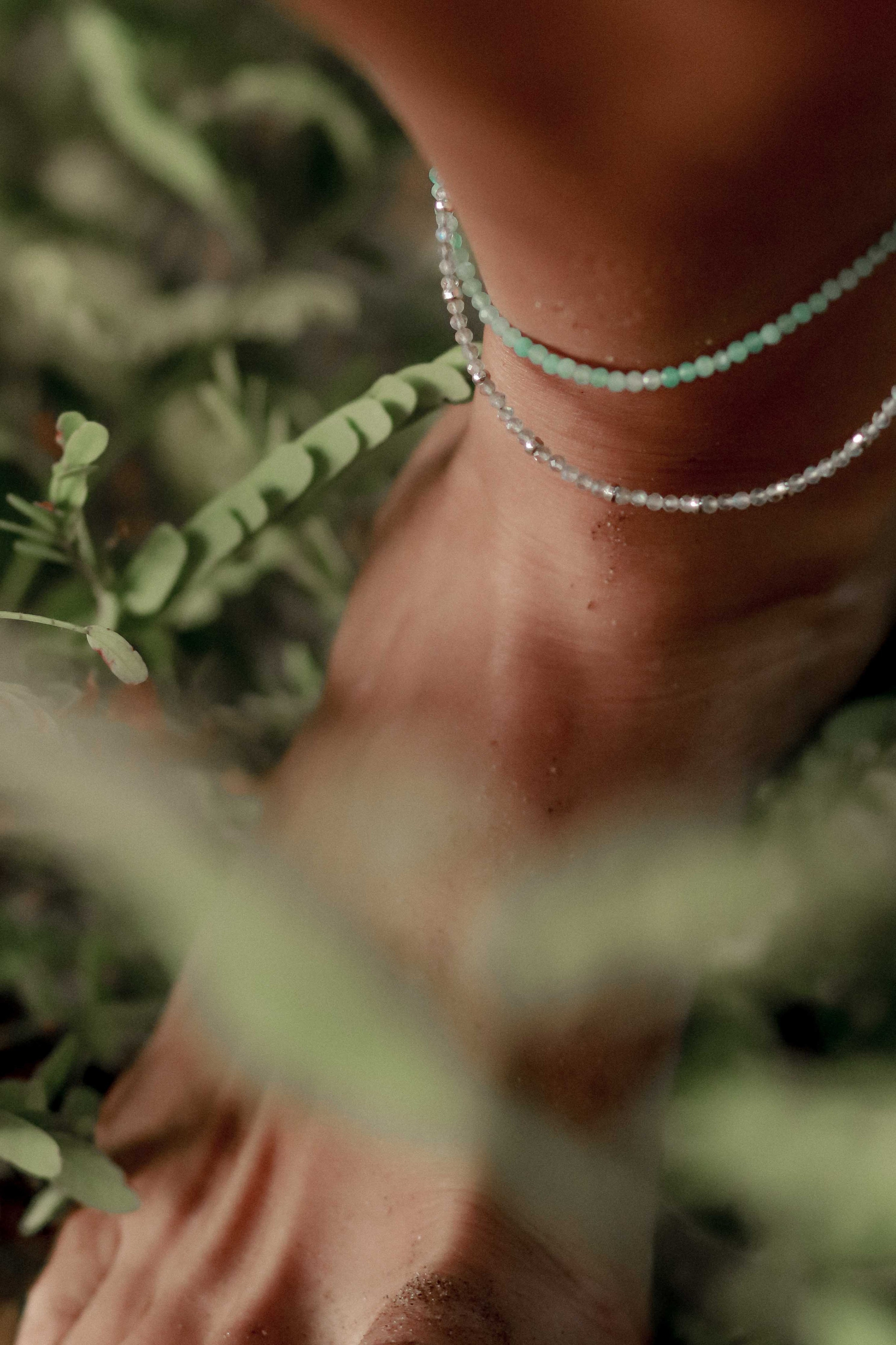 Коллекция украшения из натуральных камней. Фотограф на Шри-Ланке