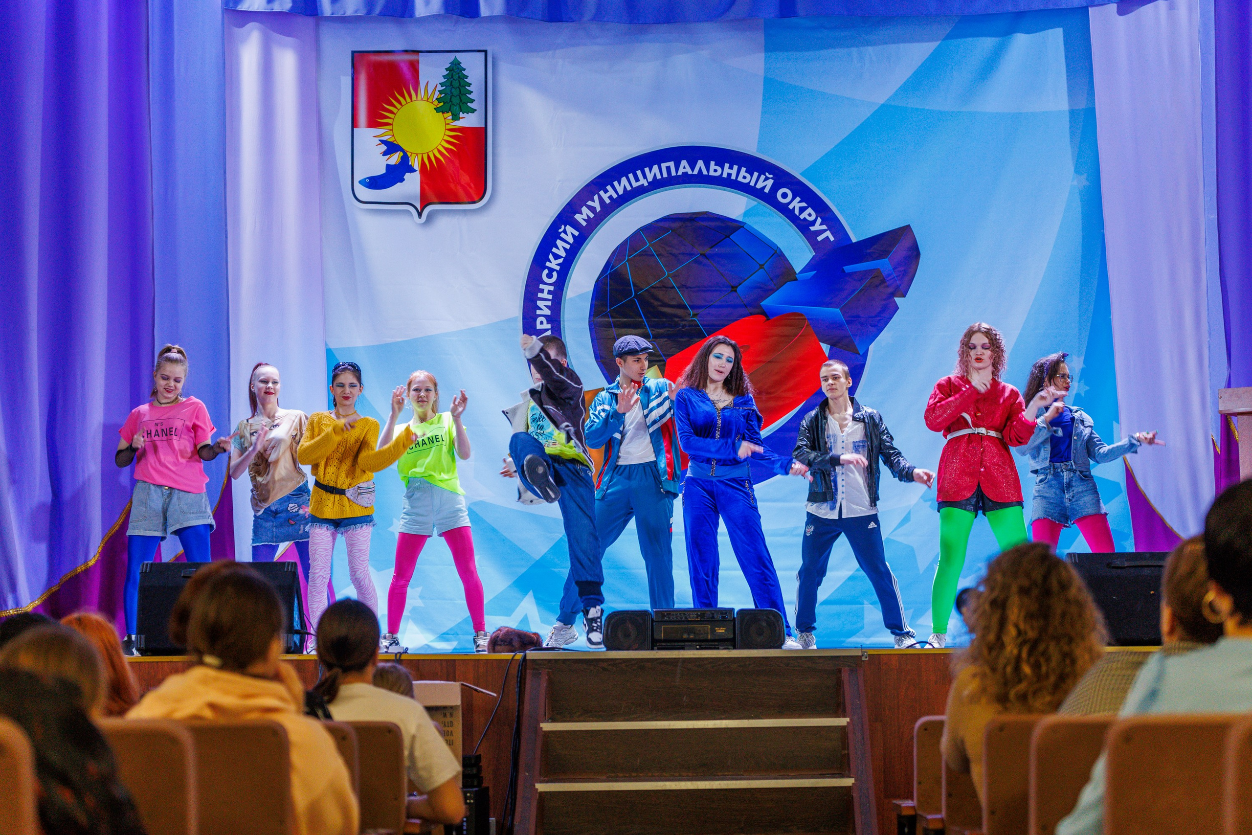 Школьный КВН в Томари. Свадебный, семейный и репортажный фотограф в Южно-Сахалинске Артур Петросян