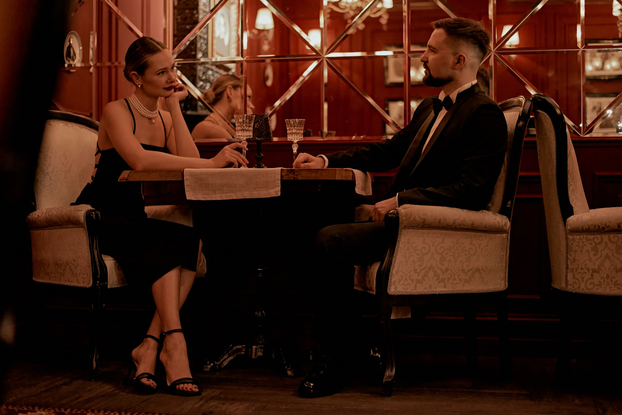 Пара влюбленных в ресторане. Этот день они запомнят на всю жизнь