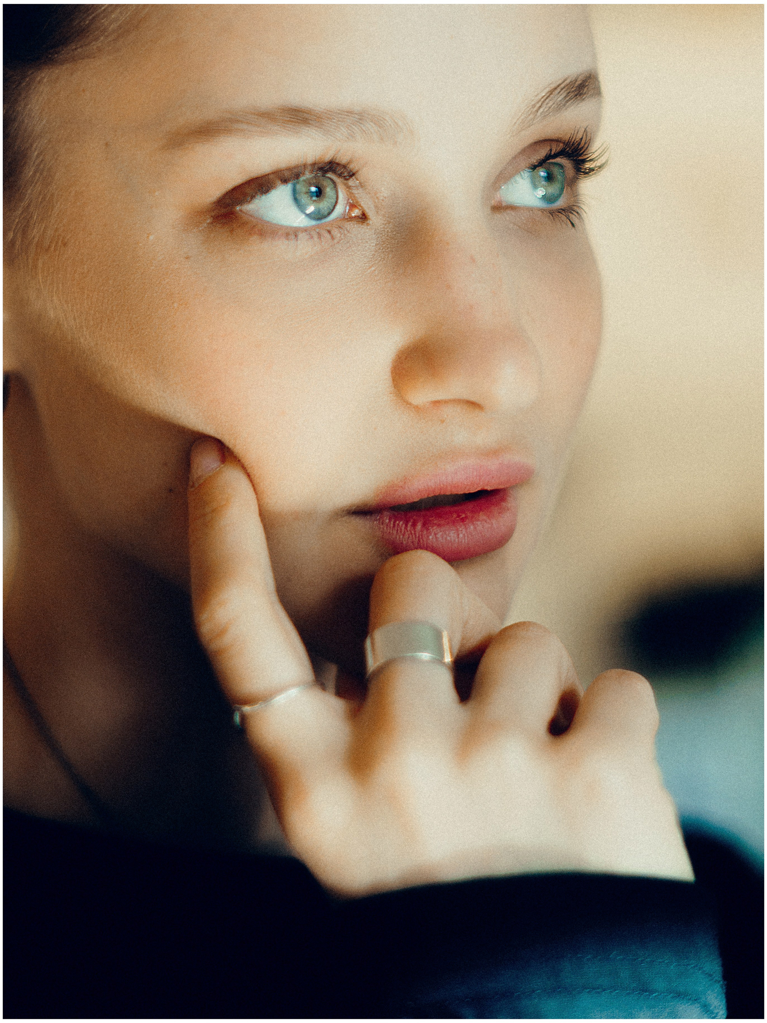 Портретная женская съемка в кофейне