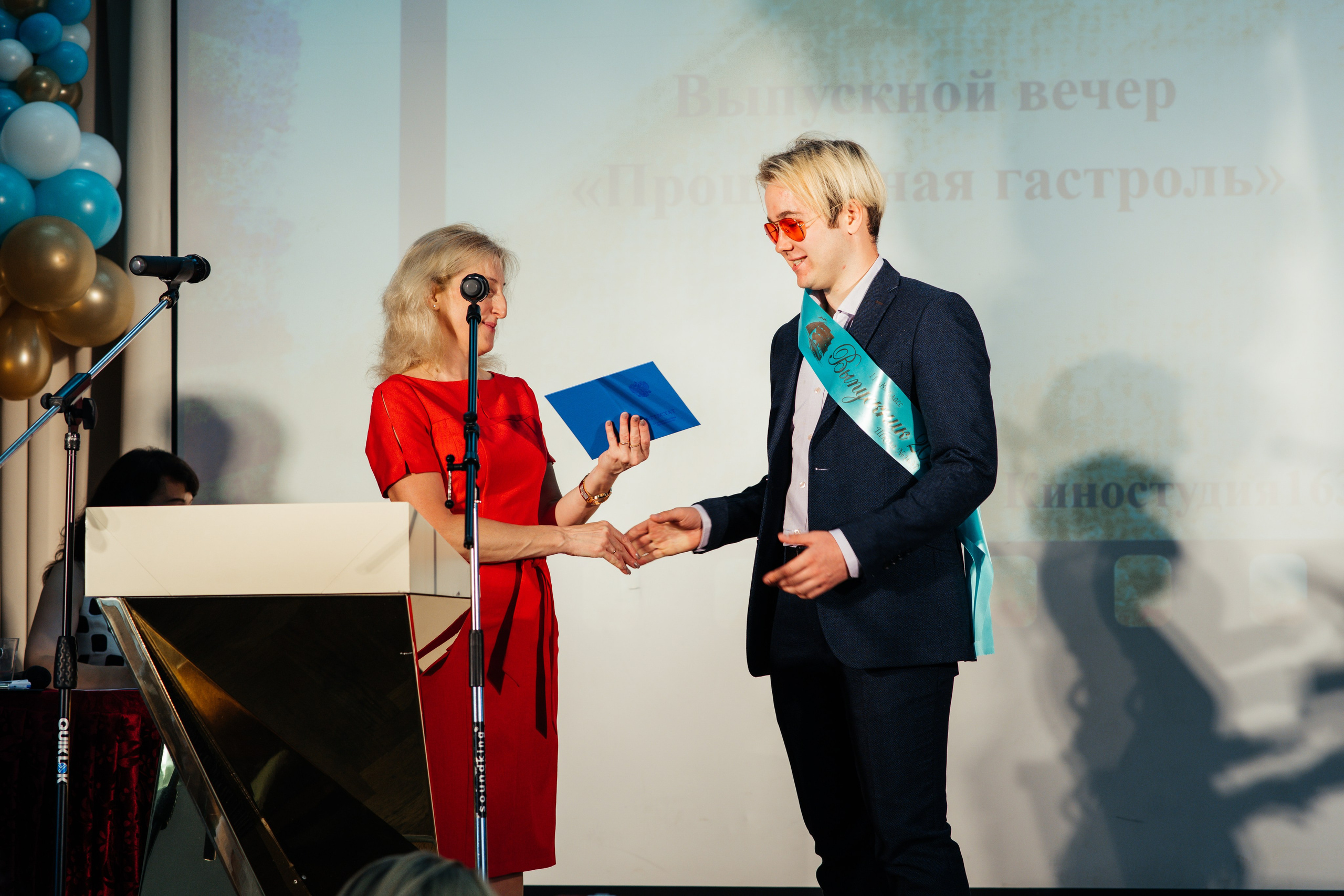 Вручение аттестатов. Выпускные альбомы в Подольске Москве и МО