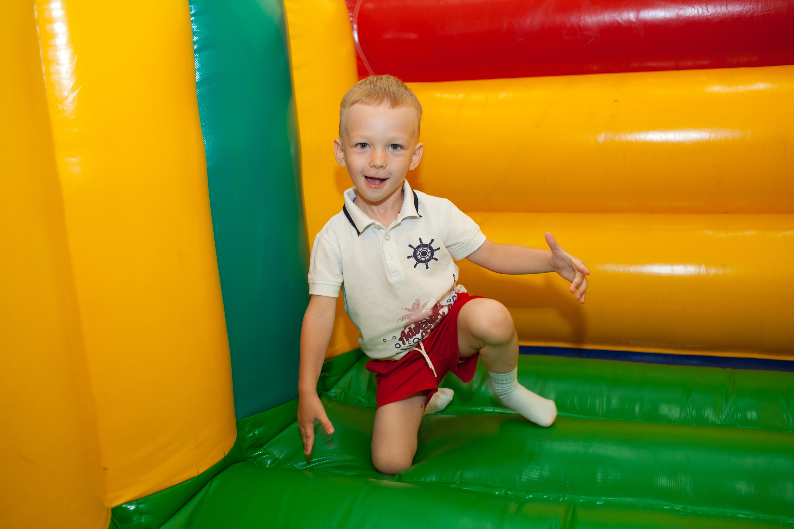 Детский и семейный фотограф -Антон Тюрин. Съемка детских праздников, с. Свадебный и семейный фотограф в Волжском Антон Тюрин