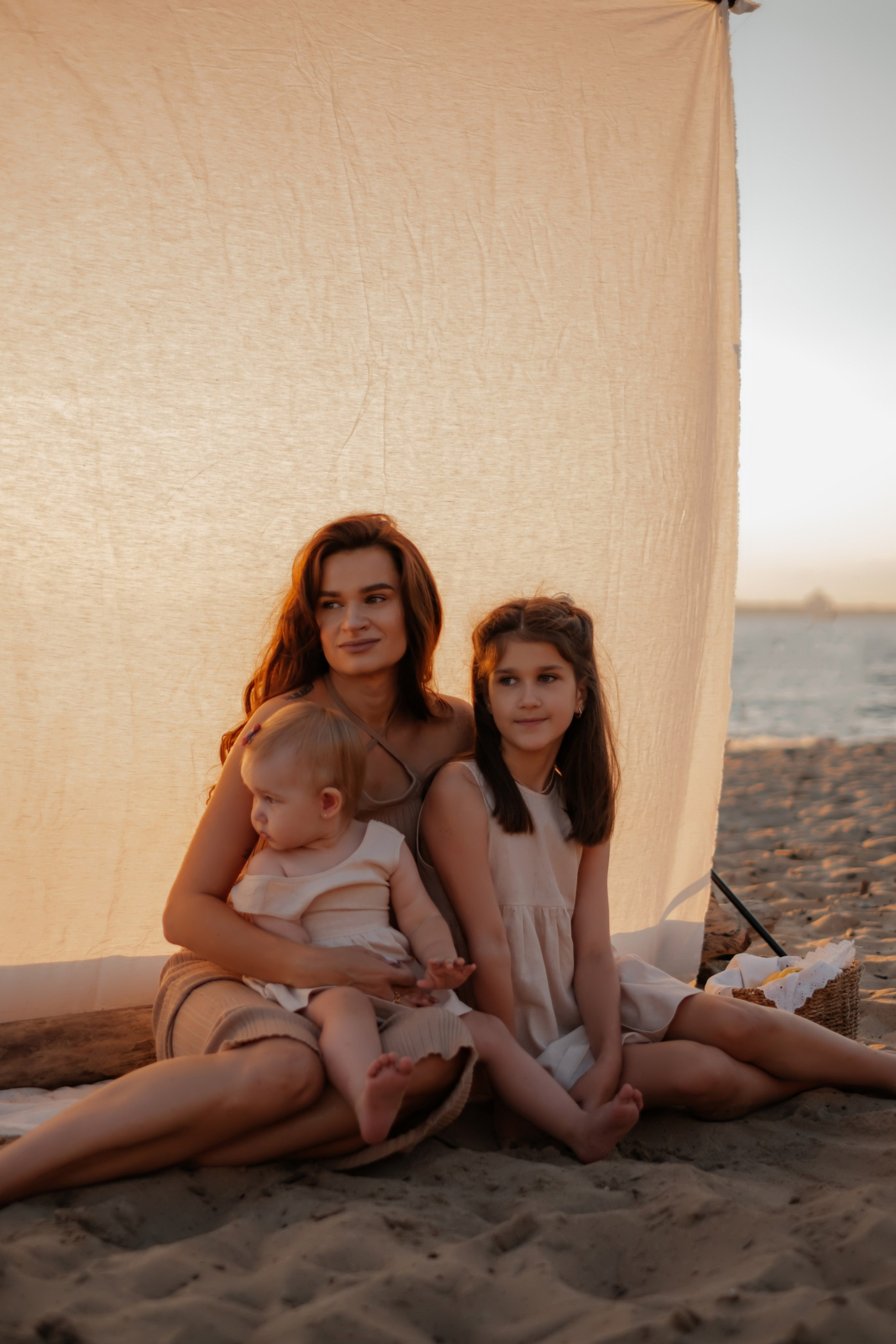 Катя с дочками на берегу. Фотограф в Новосибирске Диана Ильиных