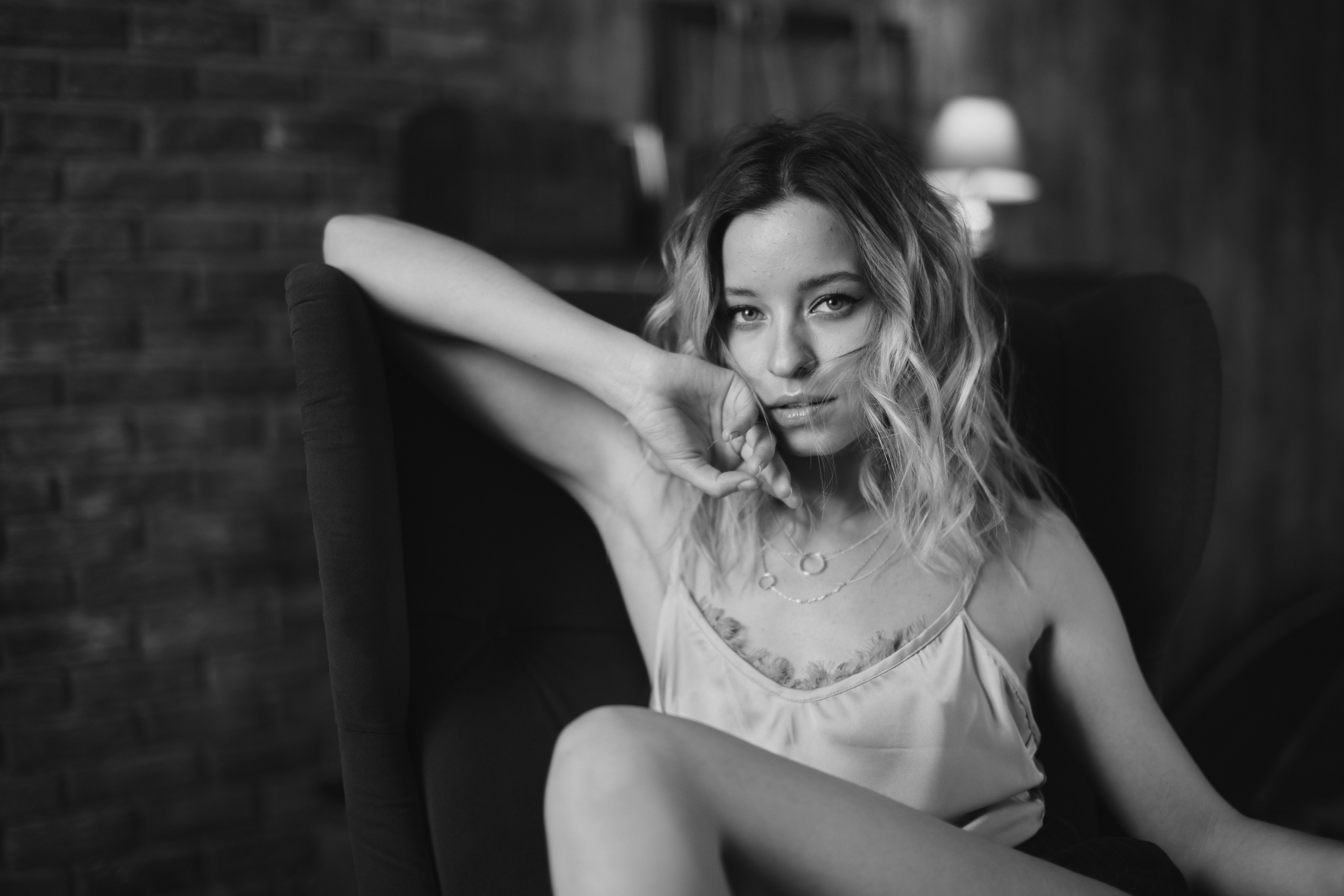 Черно-белая фотосессия в интерьерной студии для Алины. Репортажный и женский фотограф в Новосибирске