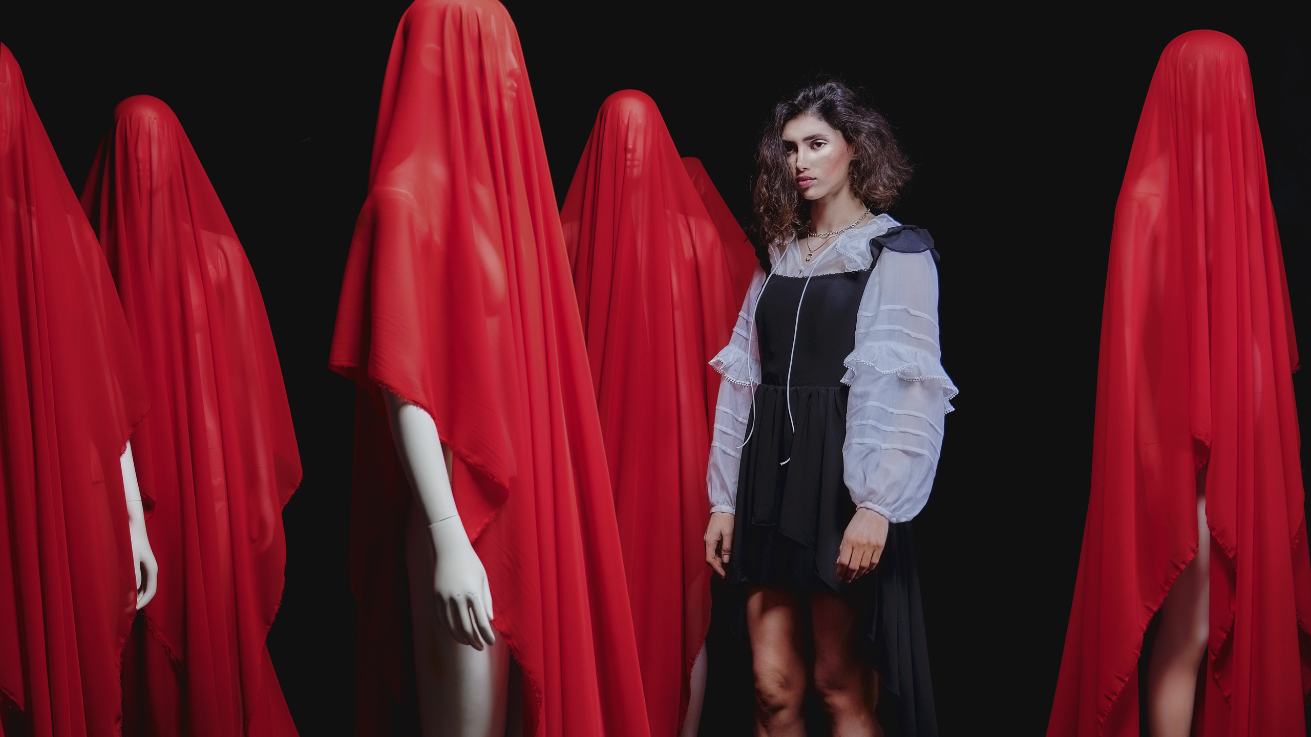 Я  фотограф. Работаю в городе Москва,