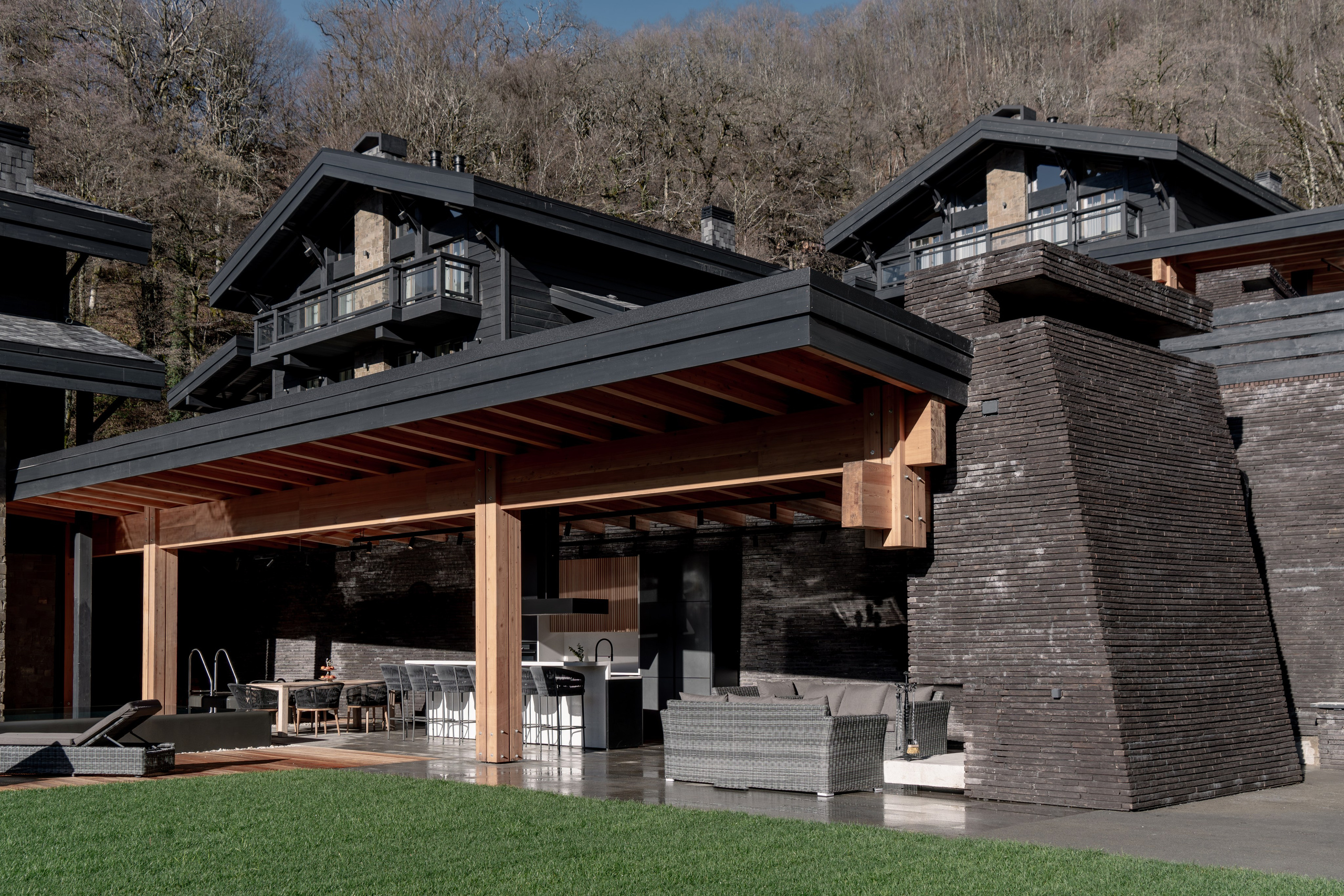 Загородный комплекс в стиле шале — экстерьер. Репортажный фотограф в Красной Поляне и Сочи Павлюченко Екатерина