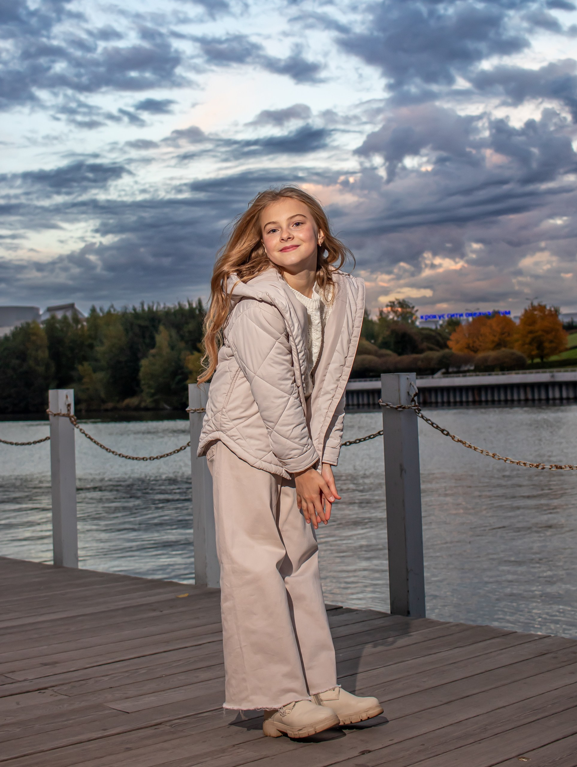 Девочка в сером костюме позирует у воды — фотограф Карасёва Елена