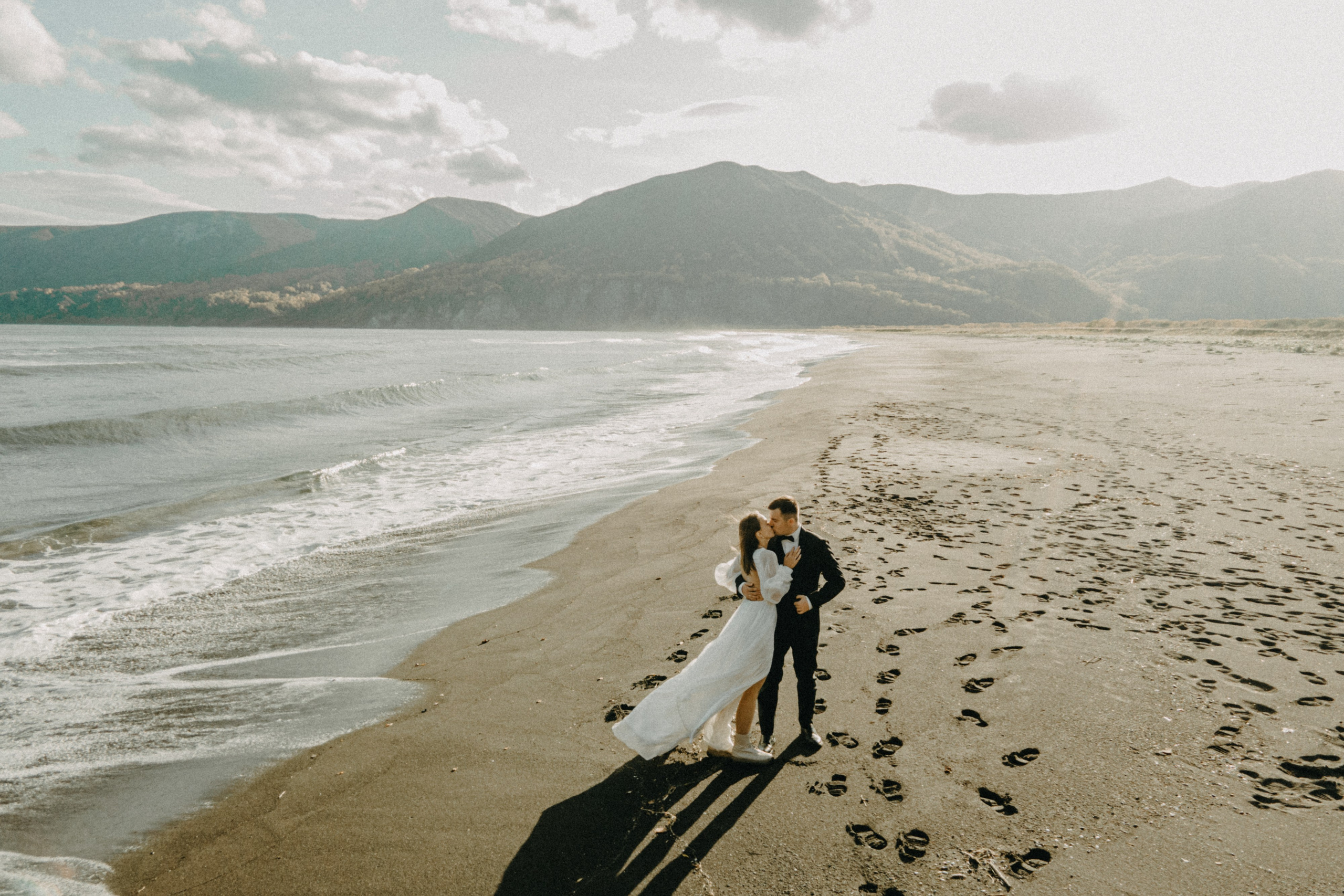 Вертолетный полет Бухта Жировая. Свадебное фото и видео на Камчатке. Туристические маршруты