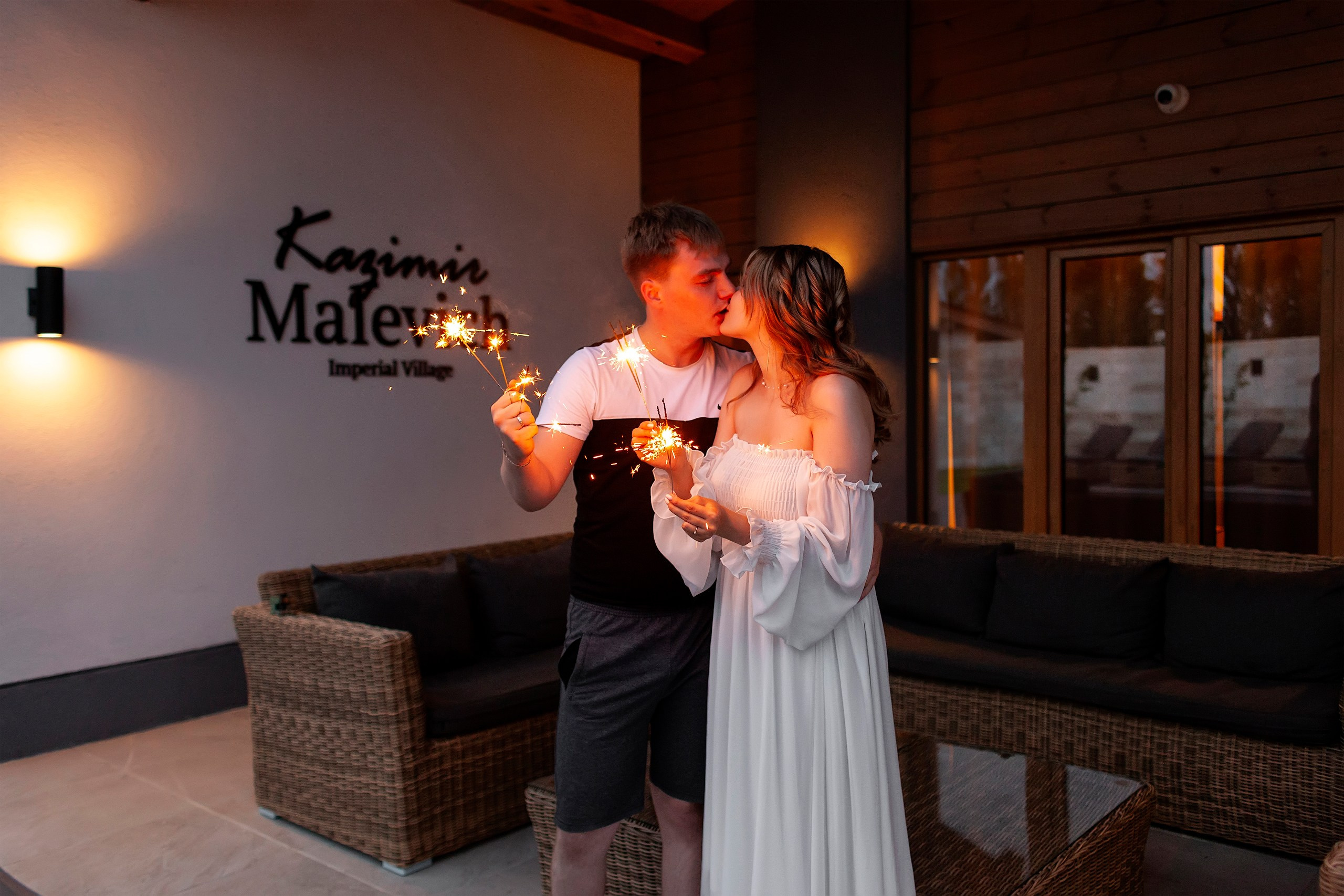 Парень и девушка целуются и держат бенгальские в руках - фотосессия lovestory Ульяновск