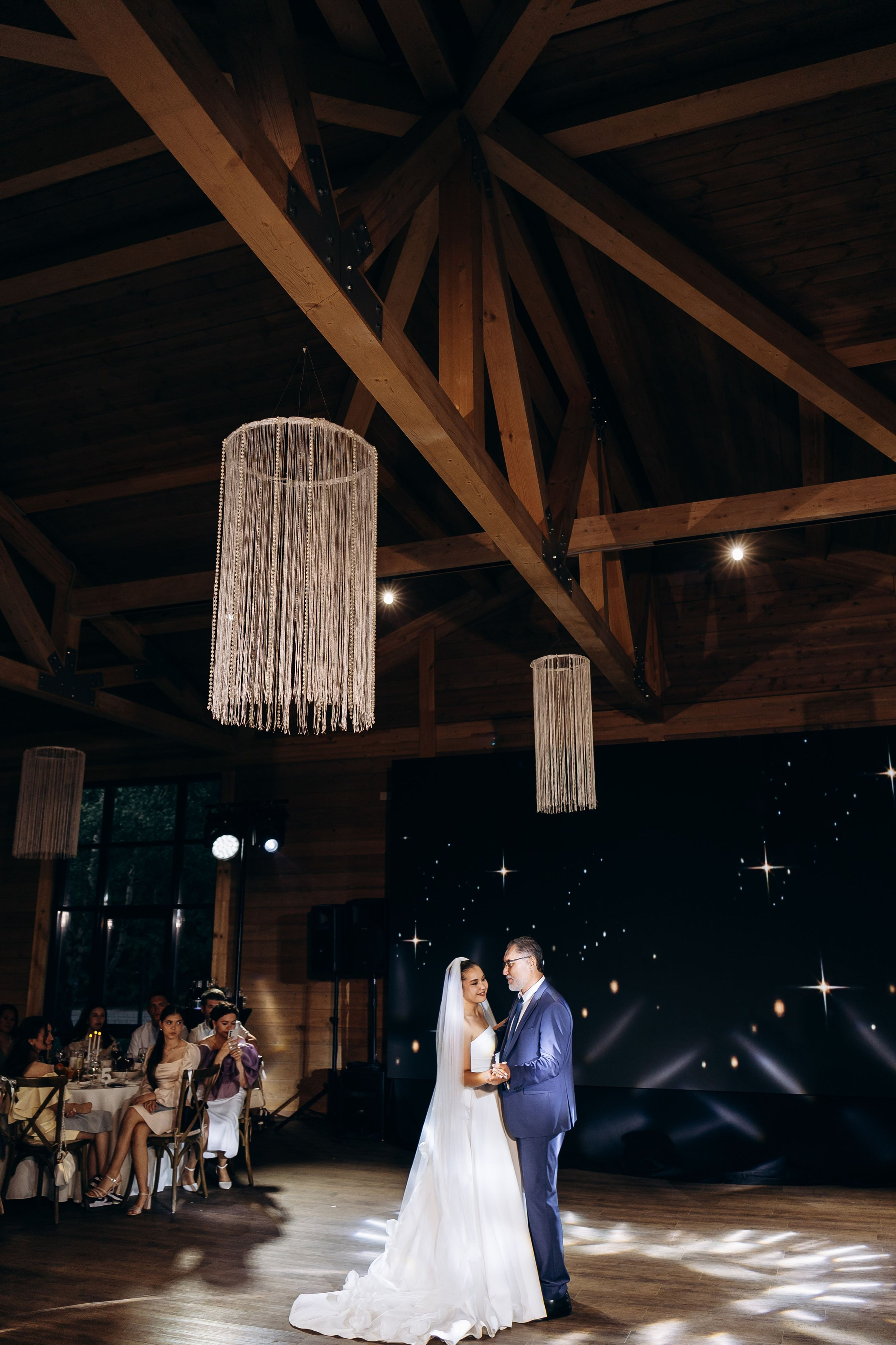 танец невесты с папой. свадебный банкет в Казани. Площадка Веранда Лес. Свадебный фотограф Казань.