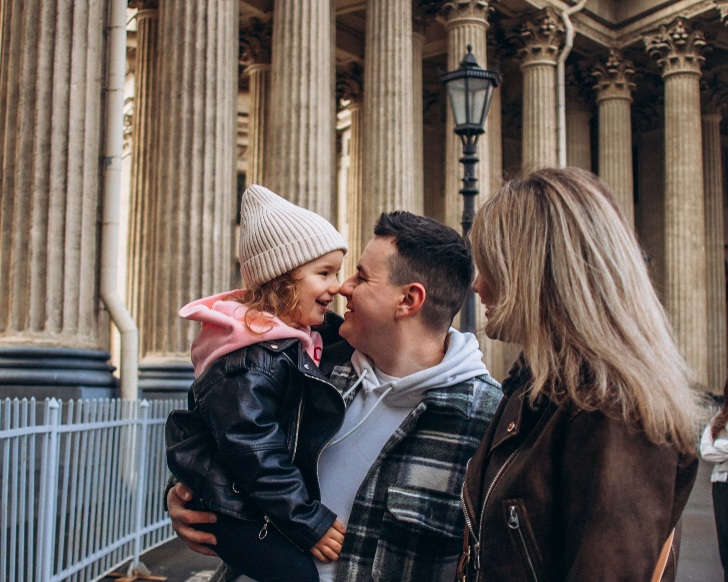 Юлия с семьей в апреле. Фотопрогулка в Петербурге. Индивидуальный и семейный фотограф в Санкт-Петербурге