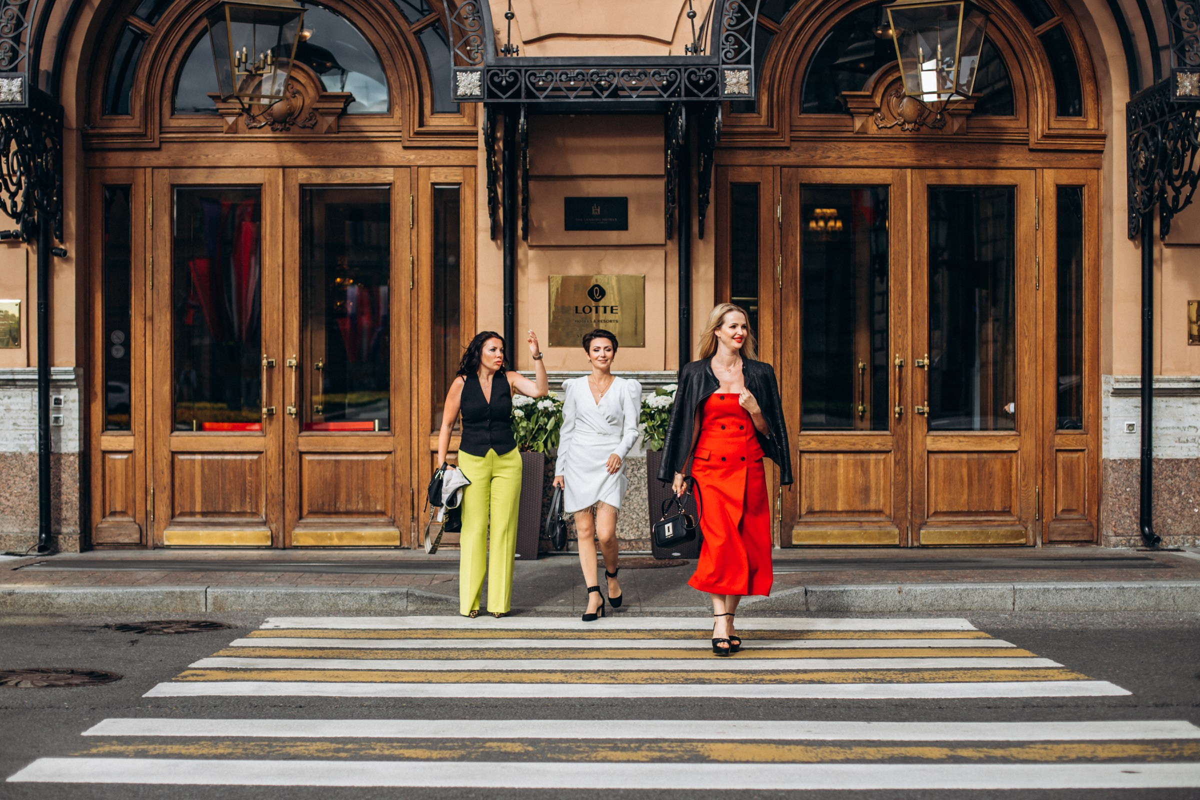 Ольга, Настя и Марина в июне. Фотопрогулка в Петербурге. Индивидуальный и семейный фотограф в Санкт-Петербурге