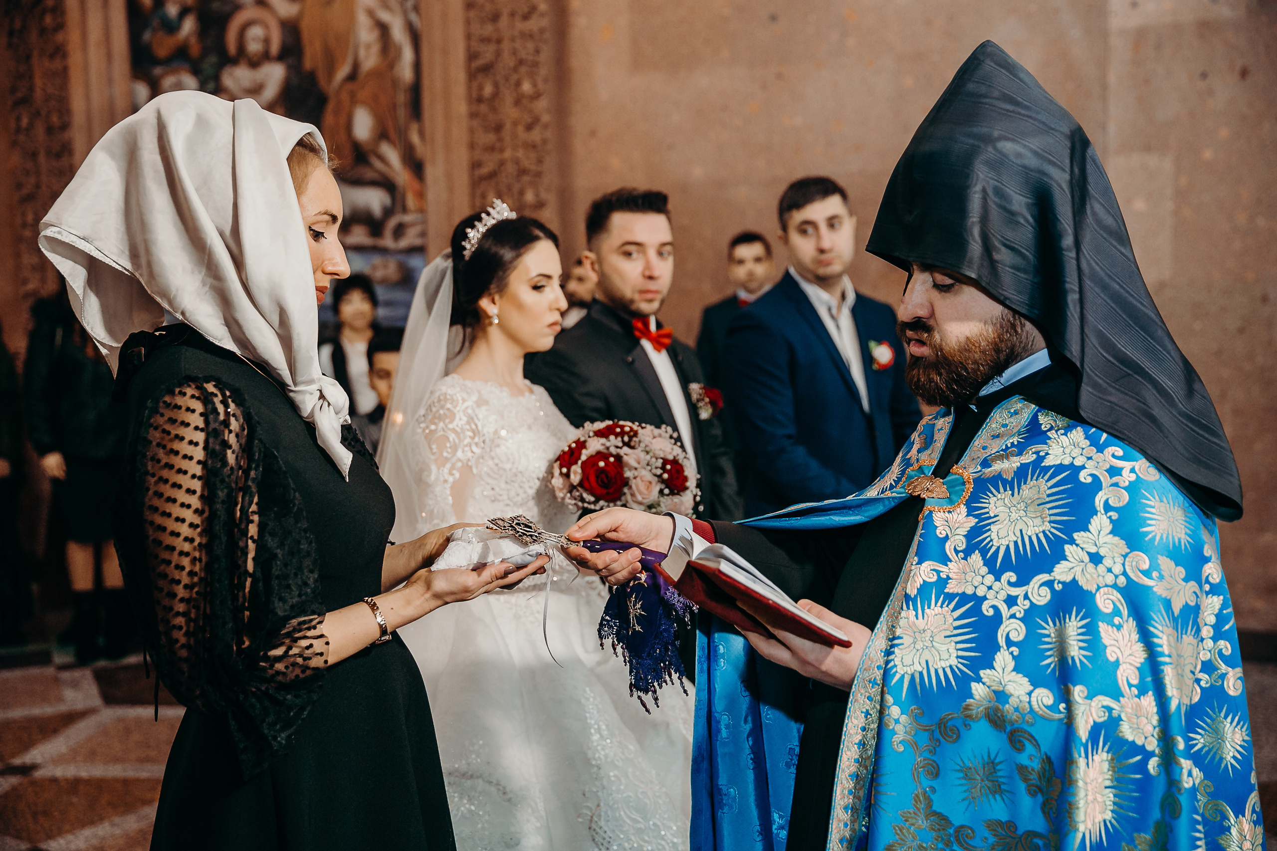 Свадебный фотограф на венчание в армянском Храме