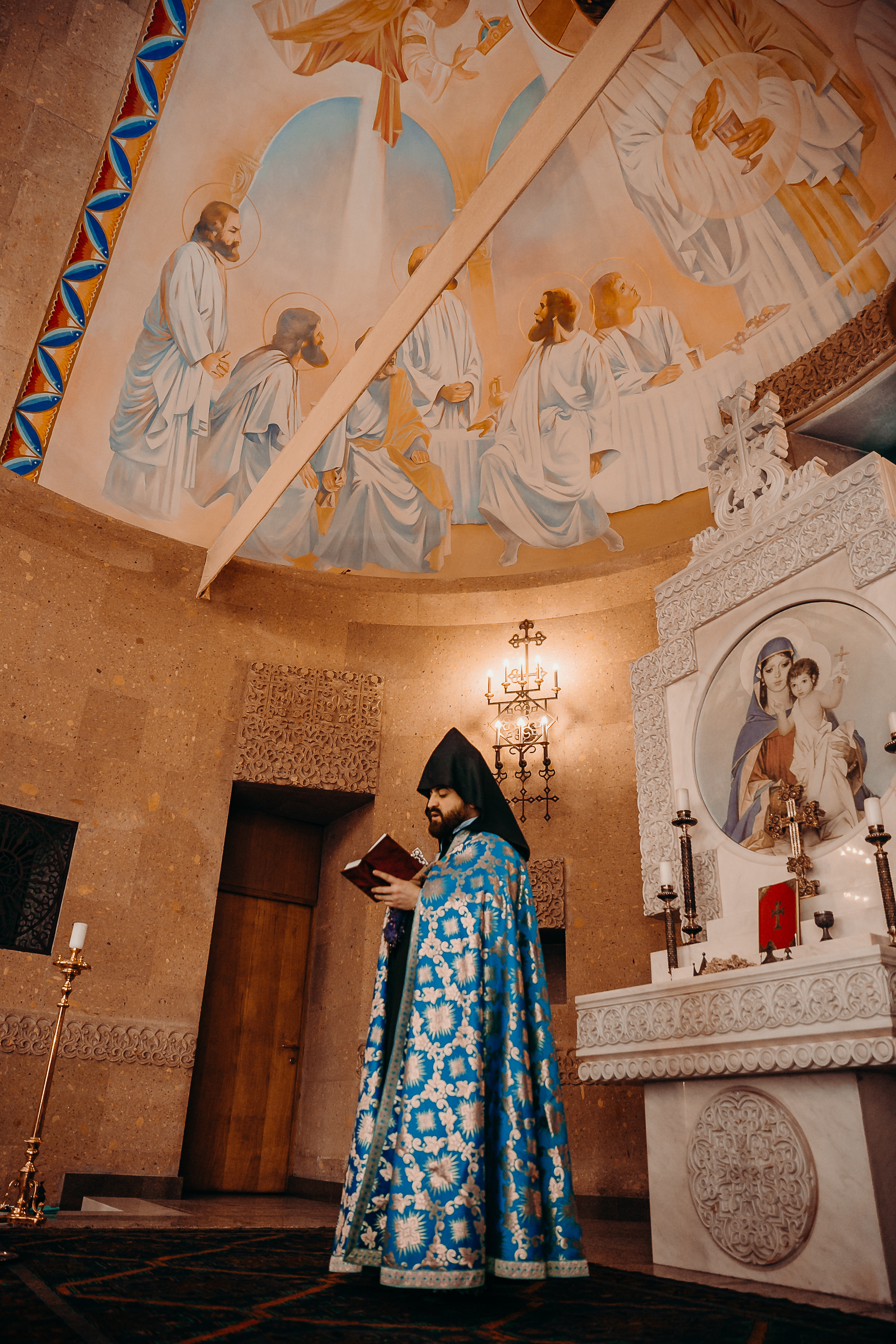 Свадебный фотограф на венчание в армянском Храме