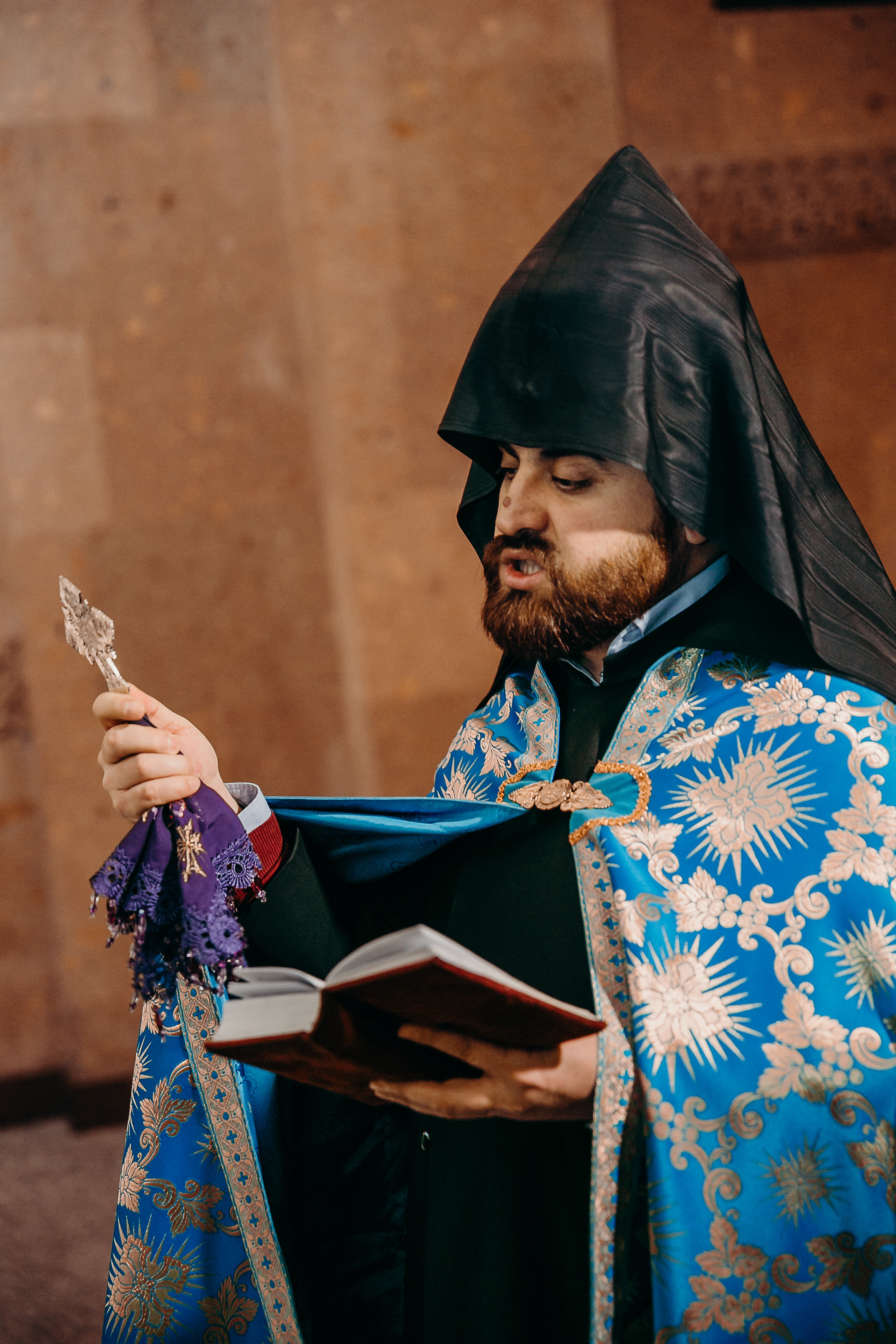 Свадебный фотограф на венчание в армянском Храме