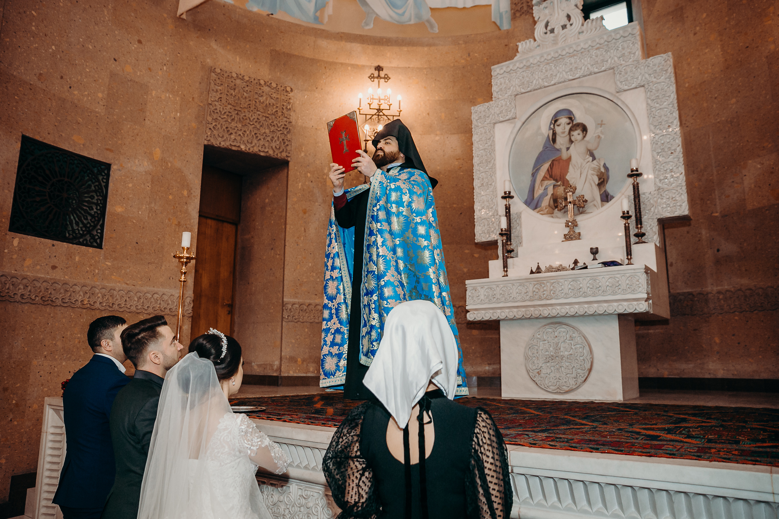 Свадебный фотограф на венчание в армянском Храме