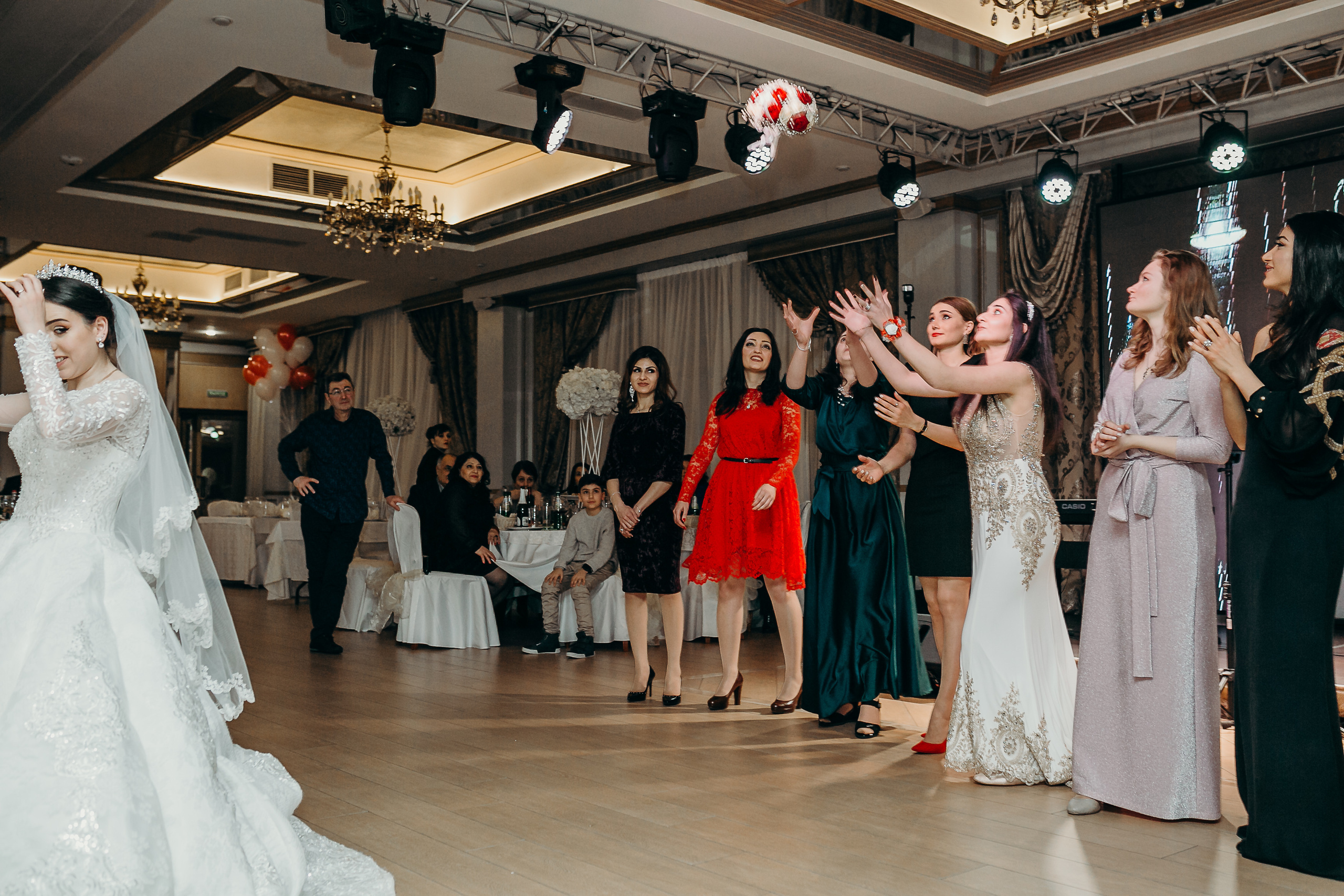 Свадебный фотограф на венчание в армянском Храме