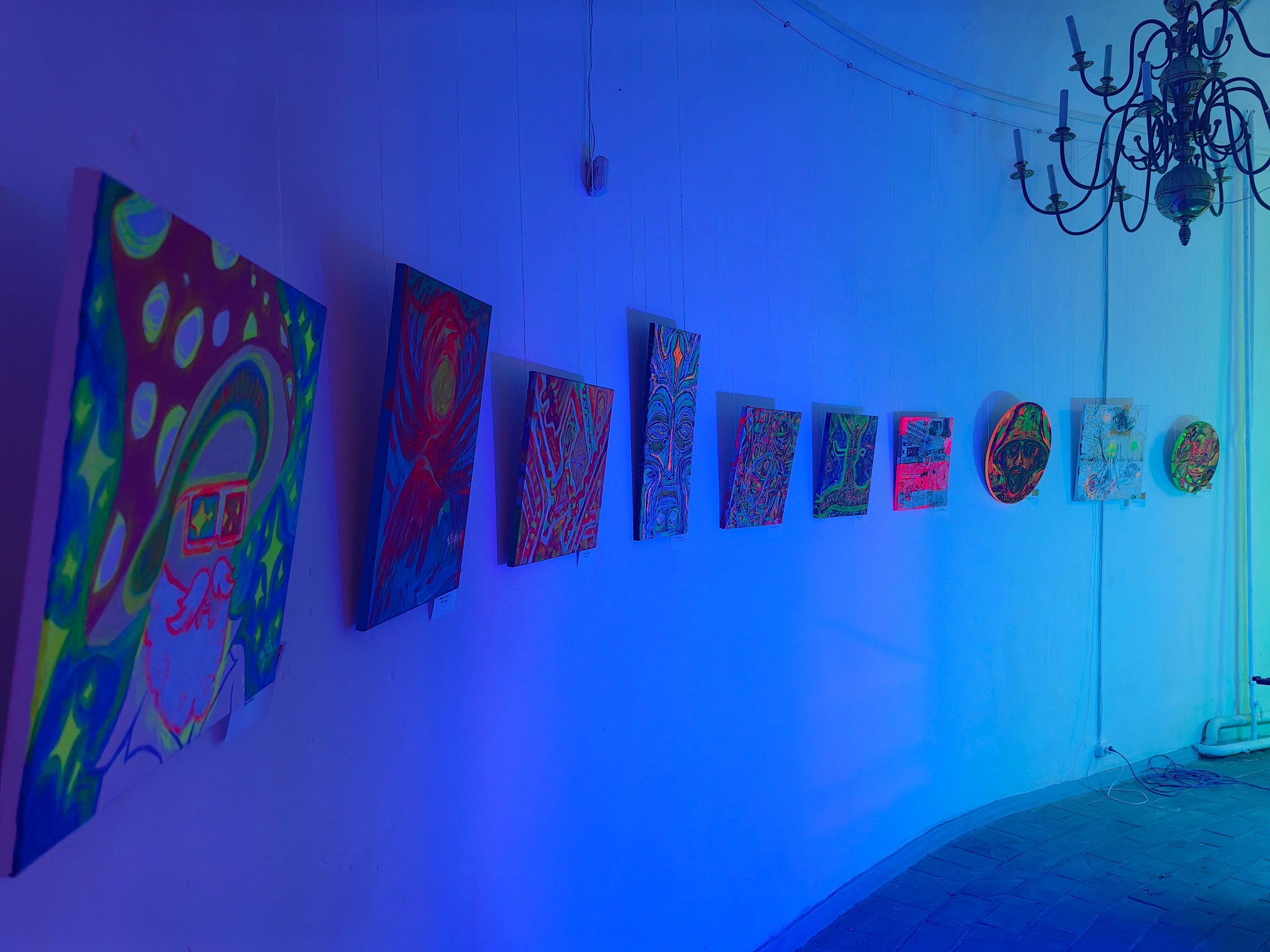 Выставка izteni, купить картину, картина в интерьер, абстракция, флуоресцент, картина с подсветкой, художник, картина в лофт, картина в ресторан, картина в бар, необычные картины, картина акрилом, картина подарок, оригинальный подарок, оригинальная картина, дизайн интерьера картина, izteni, современная живопись, музей картина, подарок на день рождения, подарок на новый год, сюрреализм, смешанная техника, экспериментальная живопись, картина с подсветкой, ультрафиолет картина, современное искусство  