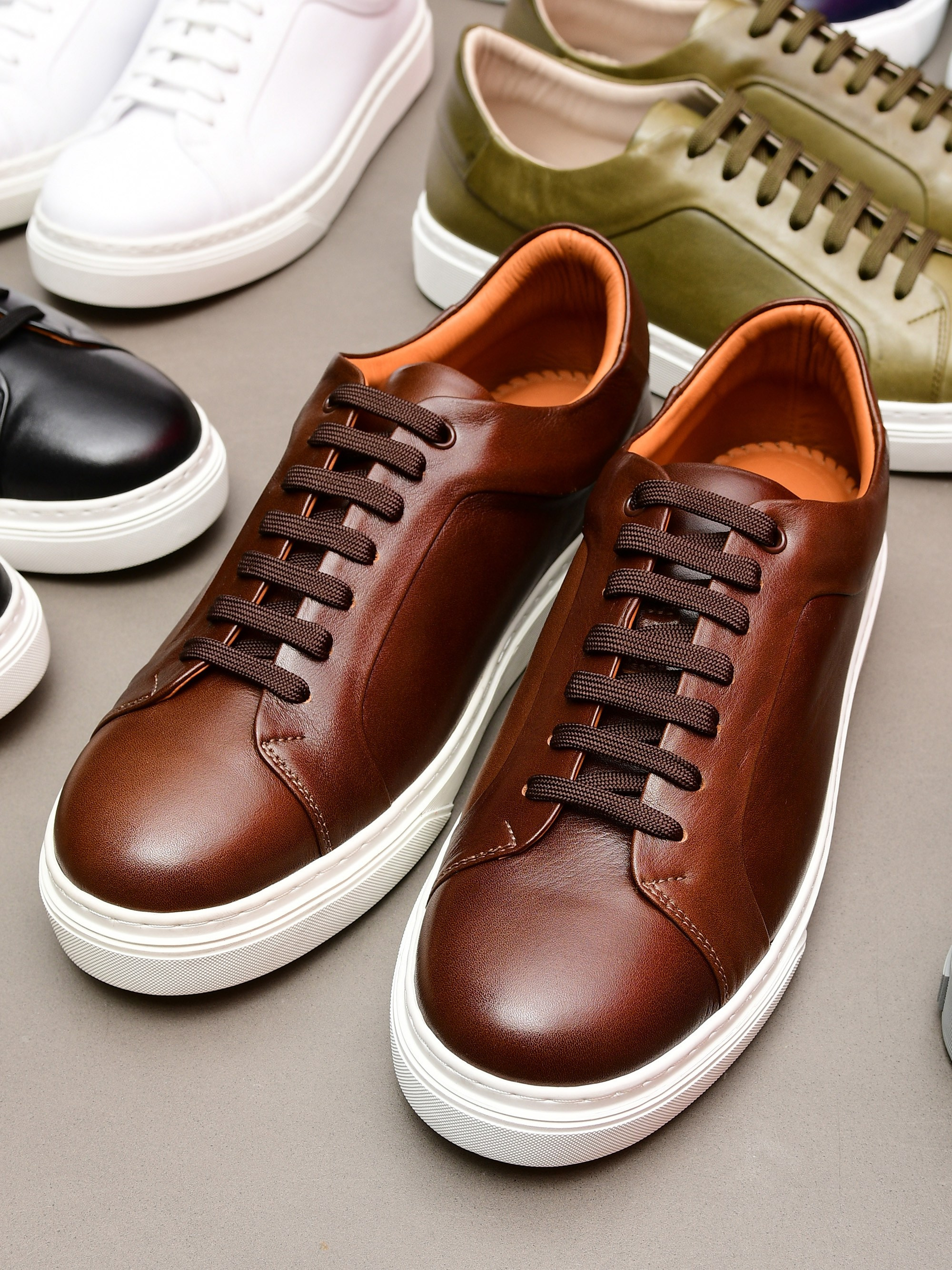 фотосъемка мужских кроссовок на имиджевом фоне