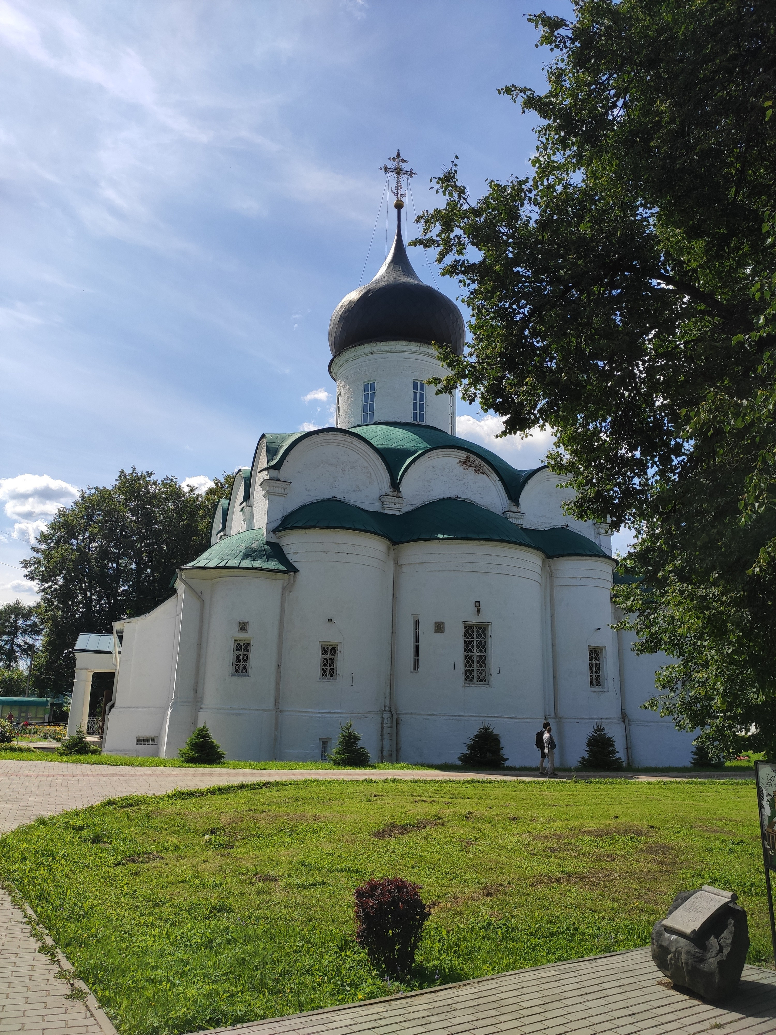 Троицкий собор. Одно из украшений - позолоченные ворота, которые в 1570 г. Иван Грозный приказал снять с Софийского собора Новгорода.