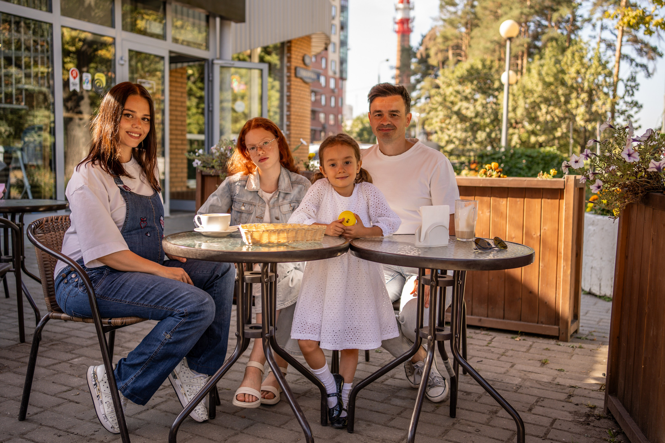 Семейное фото в кафе