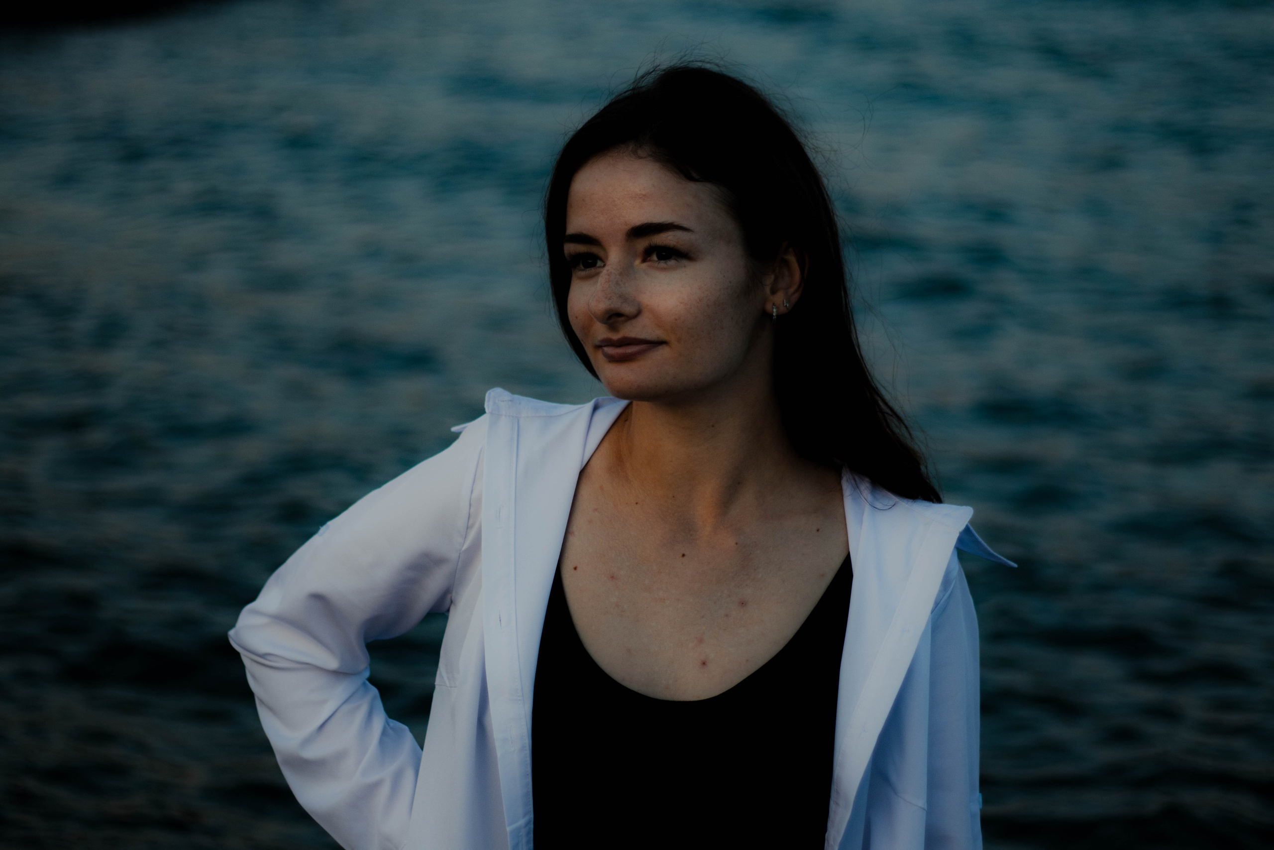 «Невесомость волн: девушка и море». Уличный фотограф Города N