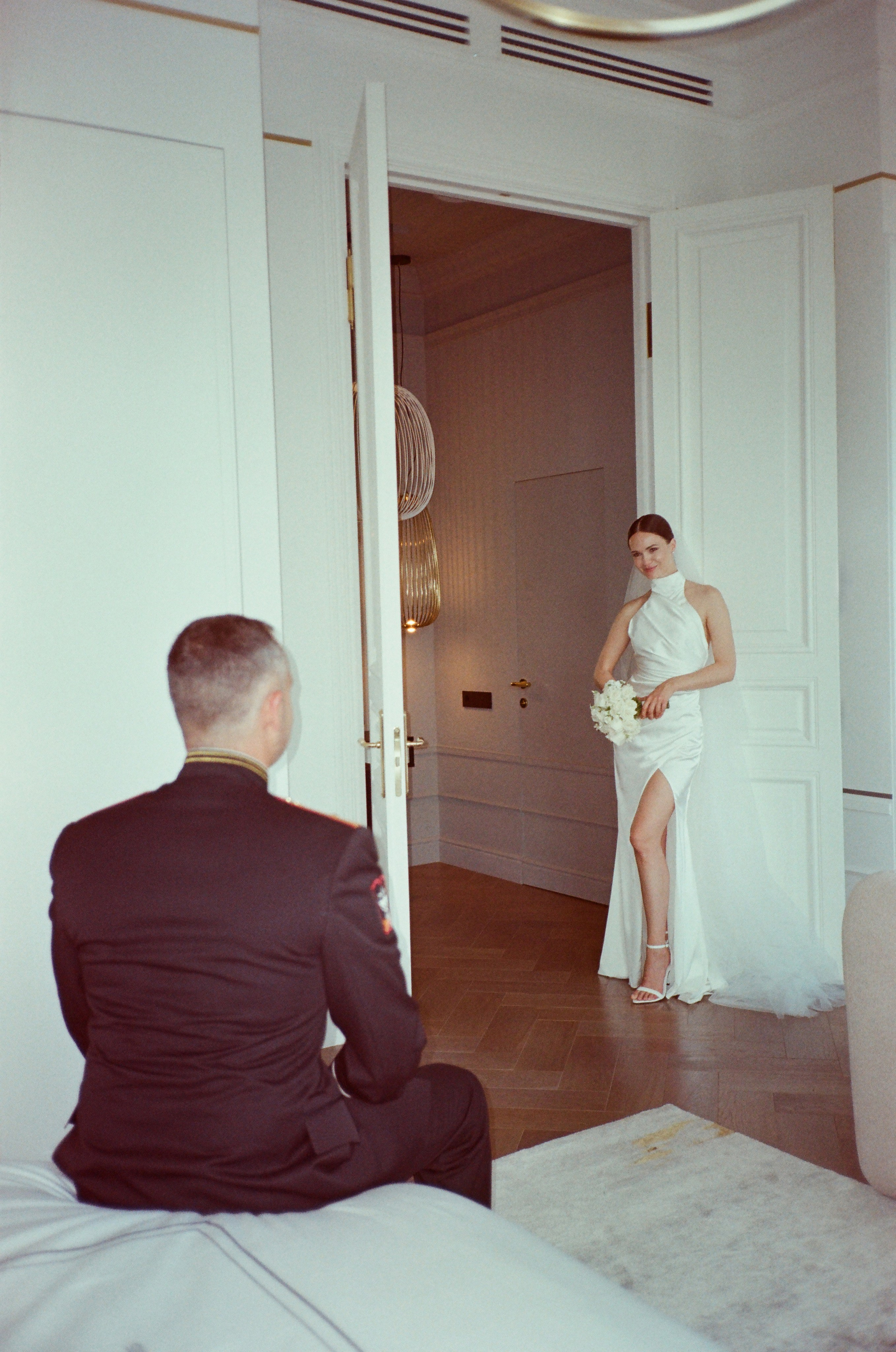 Свадебная фотосессия на пленку. Сестры Карабаза. Фотографы и ретушеры в Москве и Санкт-Петербурге