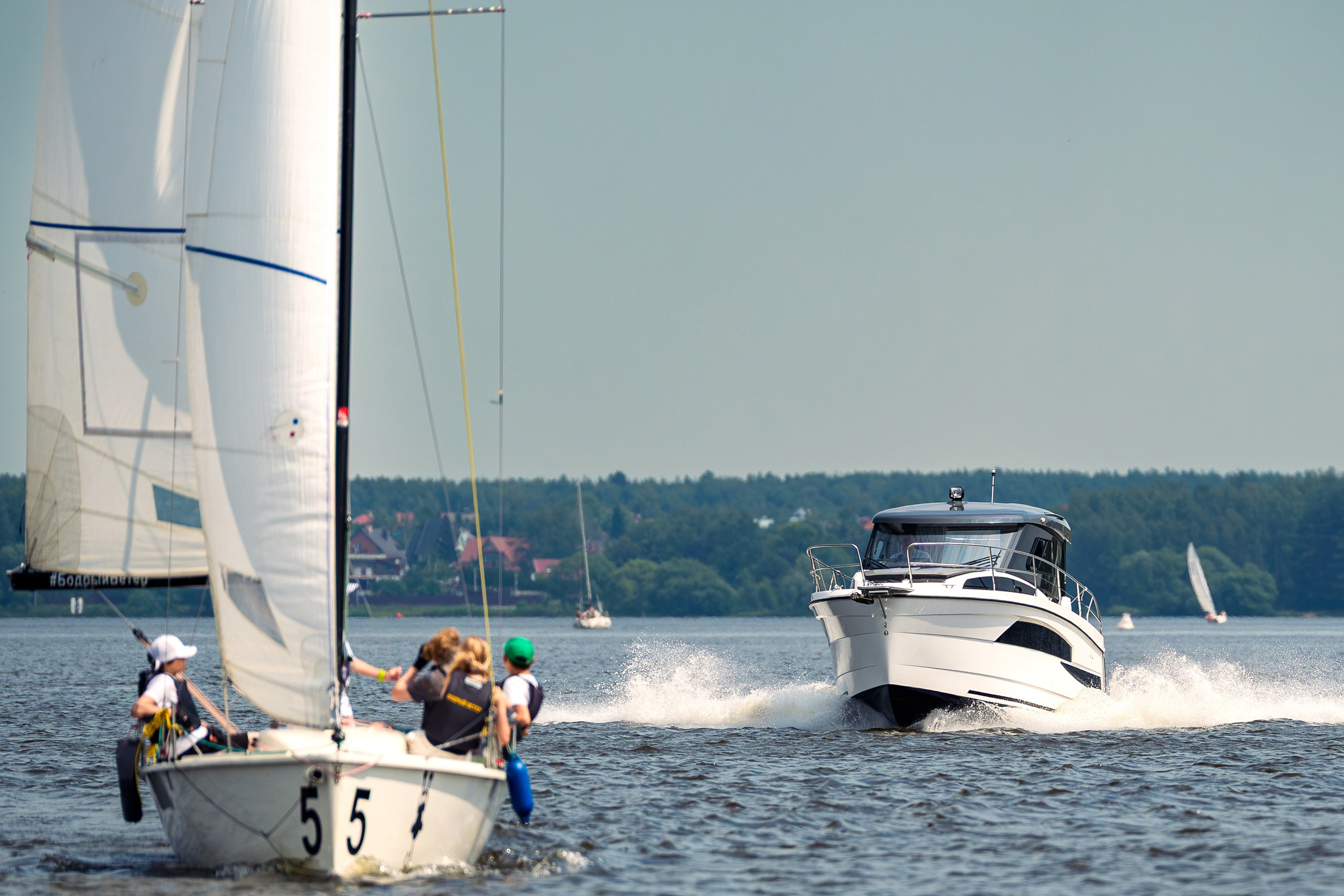 Nautic 880 в движении среди парусников, фотосъёмка катера на воде в реальной акватории