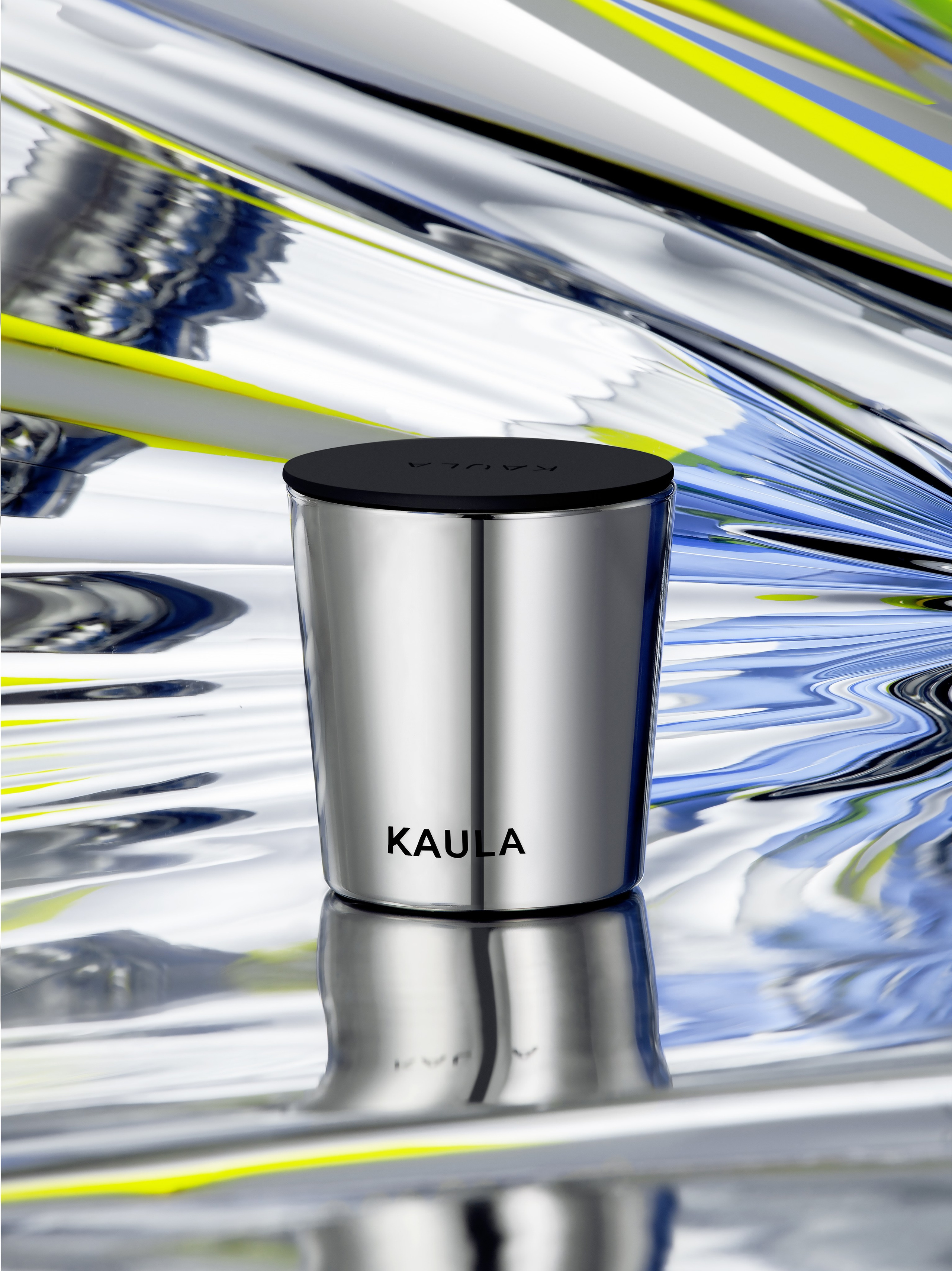 зеркальная серебристая свеча на зеркальном фоне