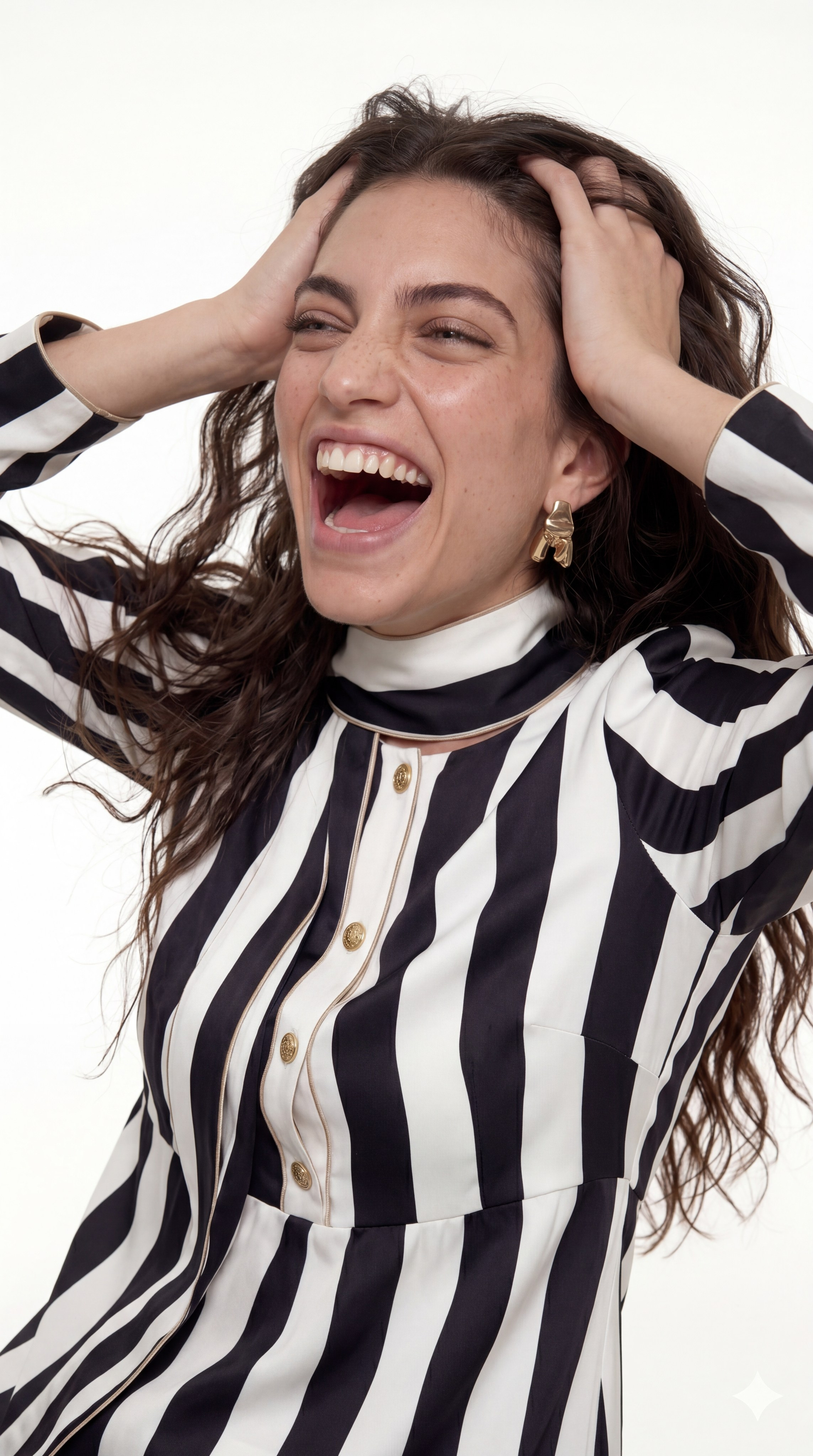 Студия ИИ-фотографии: модель в полосатой одежде с выразительной мимикой, без ограничений по сценариям